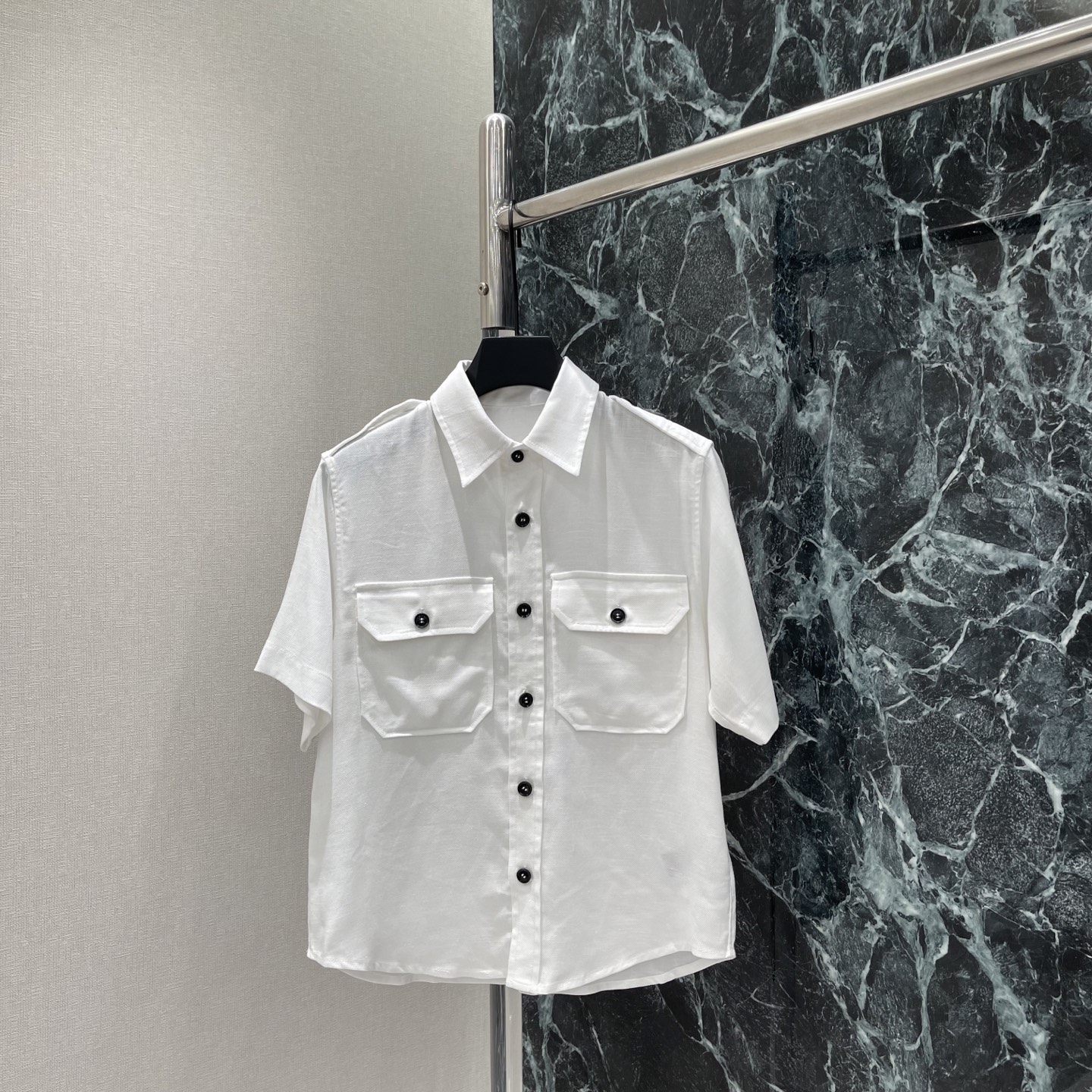 LoroPiana 26春夏新款 亚麻短袖衬衫 双口袋设计 简约又有工装感 翻领短袖很显气质 亚麻面料散