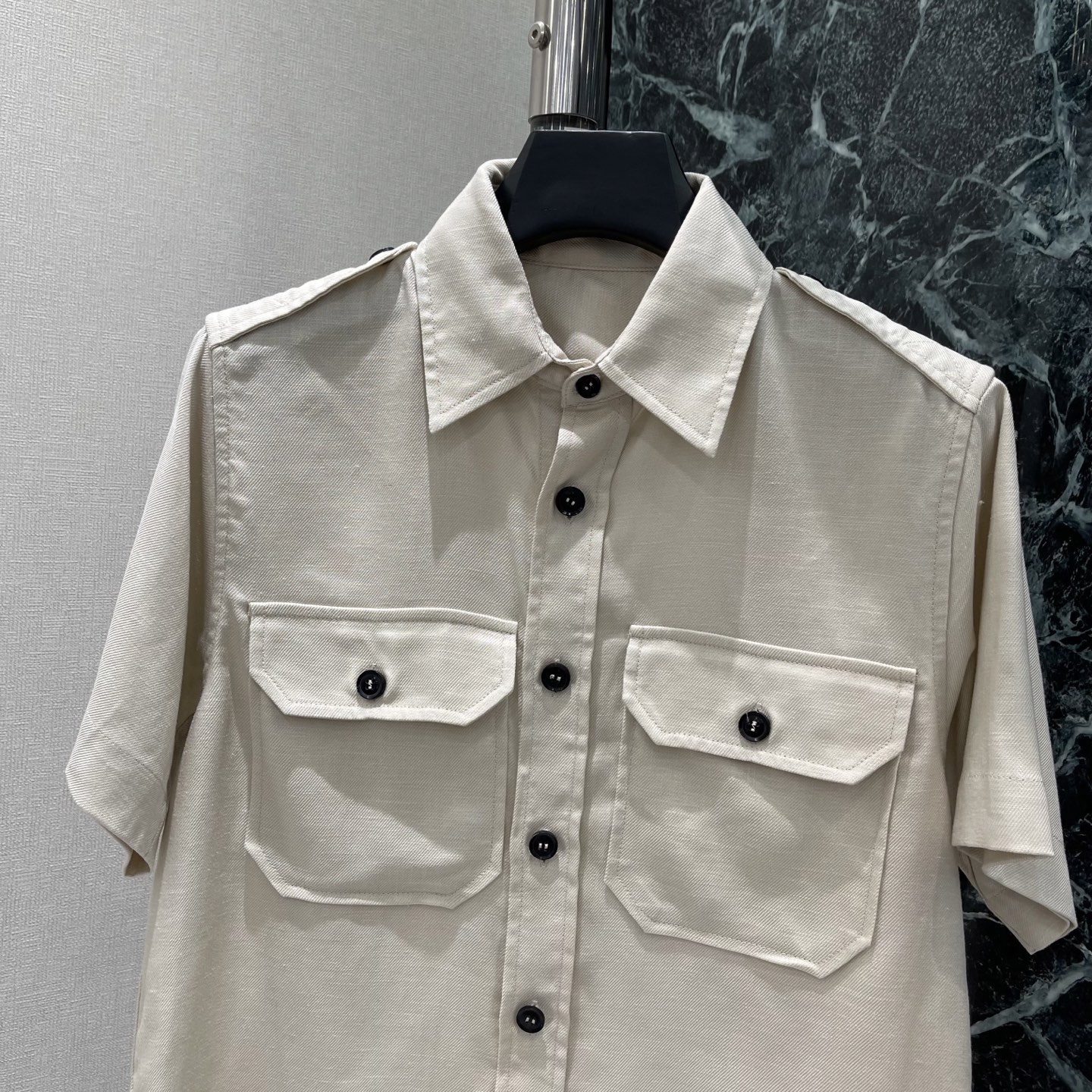 LoroPiana 26春夏新款 亚麻短袖衬衫 双口袋设计 简约又有工装感 翻领短袖很显气质 亚麻面料散
