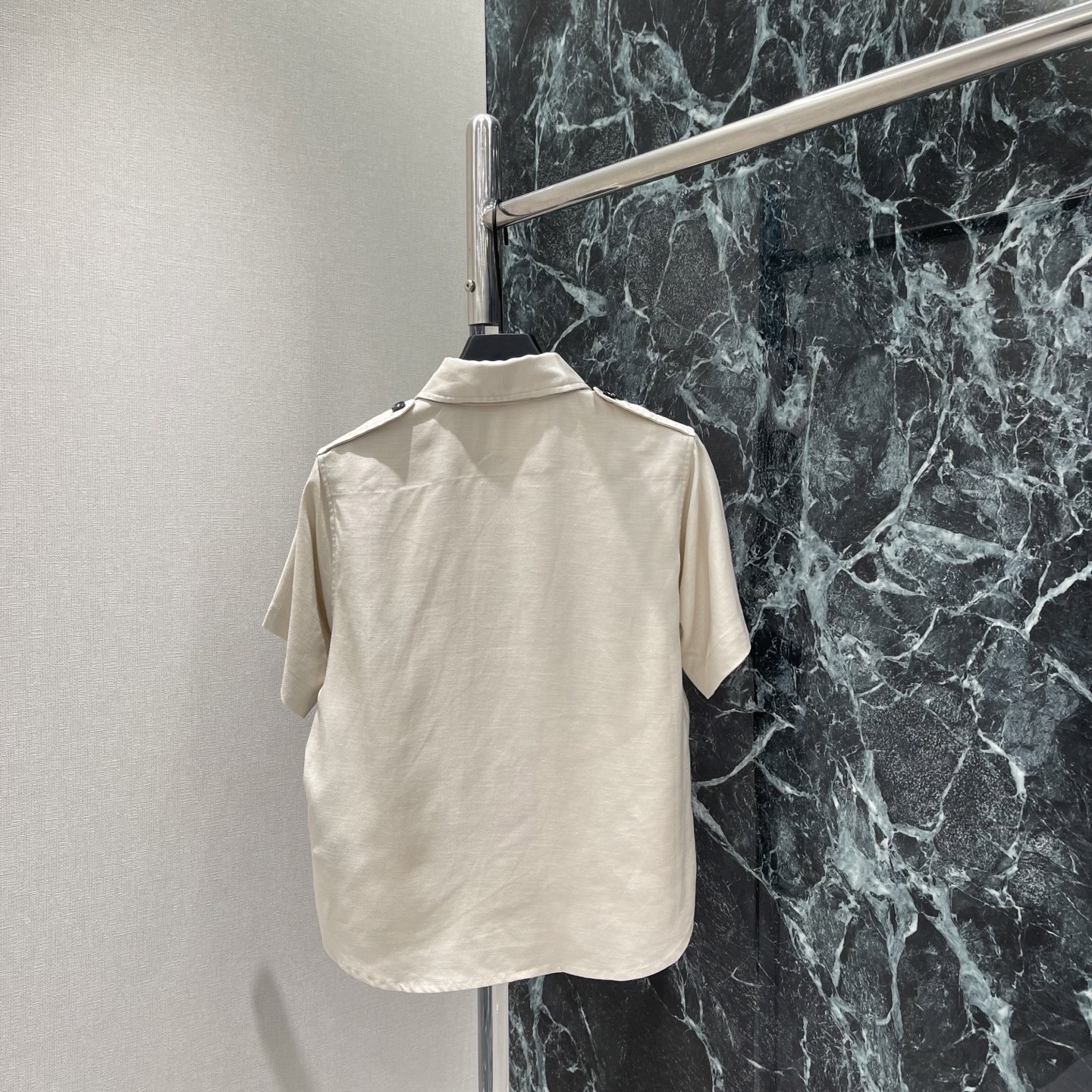 LoroPiana 26春夏新款 亚麻短袖衬衫 双口袋设计 简约又有工装感 翻领短袖很显气质 亚麻面料散