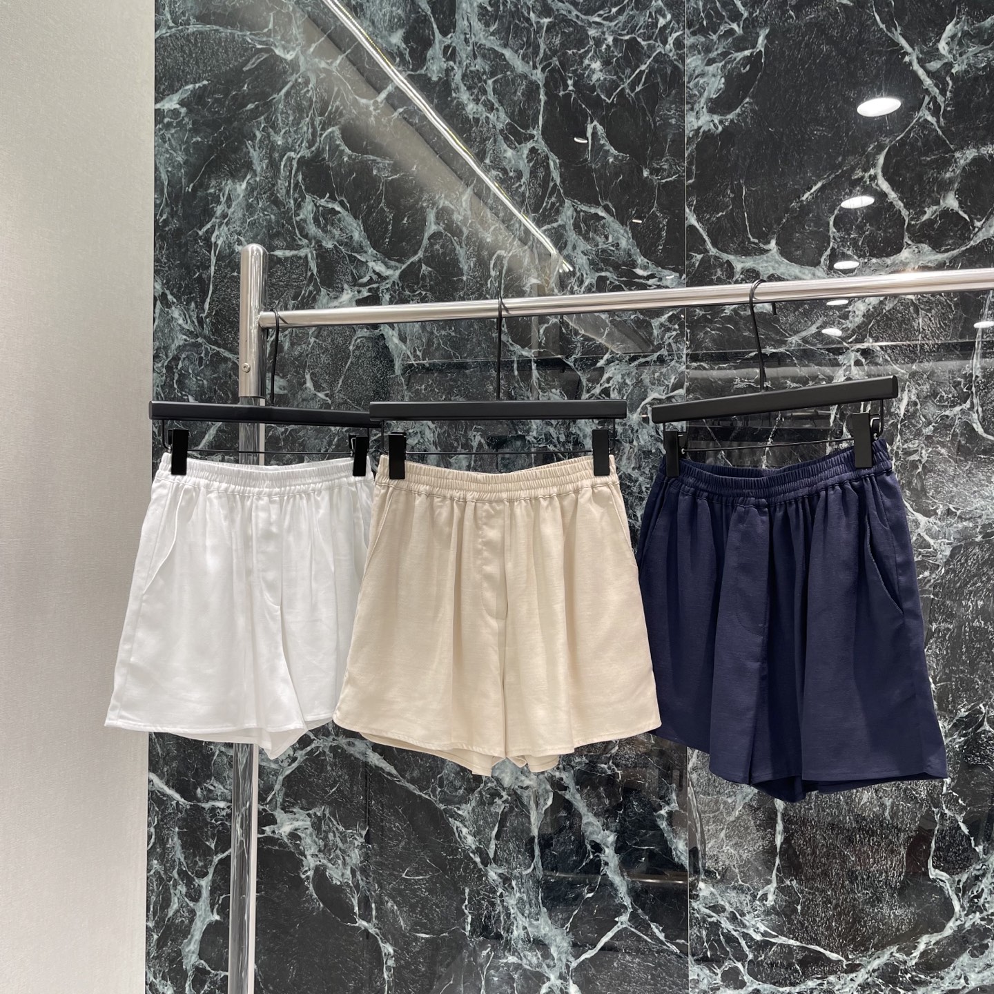 LoroPiana 26夏季新款 亚麻阔腿短裤 高腰松紧设计 显腿长又修饰腰线 梨形身材友好  宽松阔腿