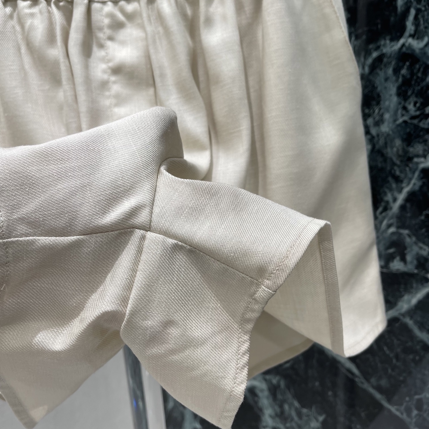 LoroPiana 26夏季新款 亚麻阔腿短裤 高腰松紧设计 显腿长又修饰腰线 梨形身材友好  宽松阔腿