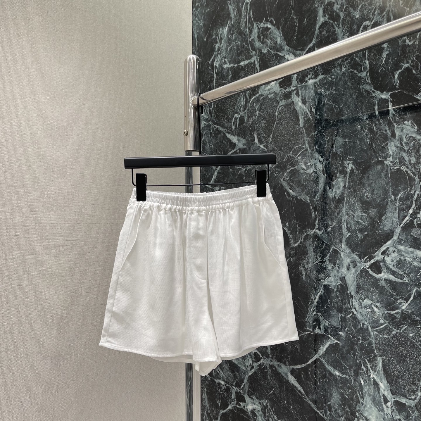 NO:827896,LoroPiana 26 new summer style linen wide-leg shorts, high-waisted elastic design, long legs and modified waistline, pear-shaped figure friendly, loose wide-leg version, covering the hips and slimming, free of movement, suitable for commuting, home and outdoor, simple and advanced, it is a must-have and practical item for the summer wardrobe! Three colors are in stock SML, women's clothing, loro piana, shorts,19860909LoroPiana 26夏季新款 亚麻阔腿短裤 高腰松紧设计 显腿长又修饰腰线 梨形身材友好 宽松阔腿版型 遮胯显瘦 活动自如 通勤居家户外都OK 简约又高级 是夏季衣橱必备实用单品!三个色现货SML,女装,loro piana,shorts,,Women's clothing