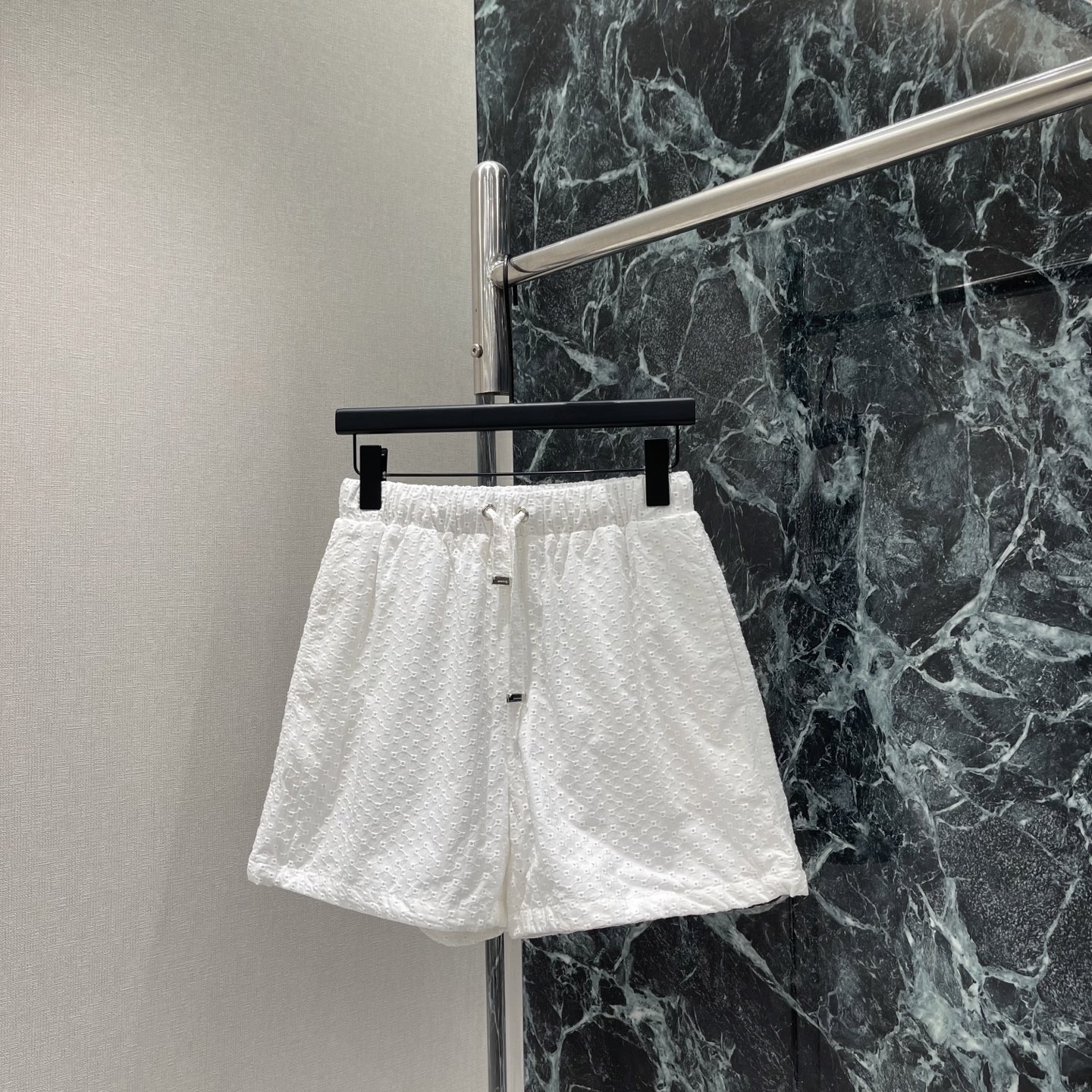 NO:823919,Mengkou 26 new summer style jacquard shorts. Three-dimensional relief texture design. Full of details. Elastic waist + A-line version. Comfortable and slim. Super friendly for pear-shaped figures. The legs are loose and move freely. Suitable for daily commuting or leisure. Pair with the same series of jackets or simple tops to easily get a high-end look. One-color SML, Mengkou-clothing, Moncler, shorts, jackets & coats,19860909蒙口 26夏季新款 提花短裤 立体浮雕纹理设计 细节感满满 松紧腰+A字版型 舒适又显瘦 对梨形身材超友好 裤腿宽松活动自如 日常通勤或休闲都很适合 搭配同系列外套或简约上衣,轻松get高级感穿搭.一个色SML,蒙口-服装,Moncler,shorts,jackets & coats,,Women's clothing