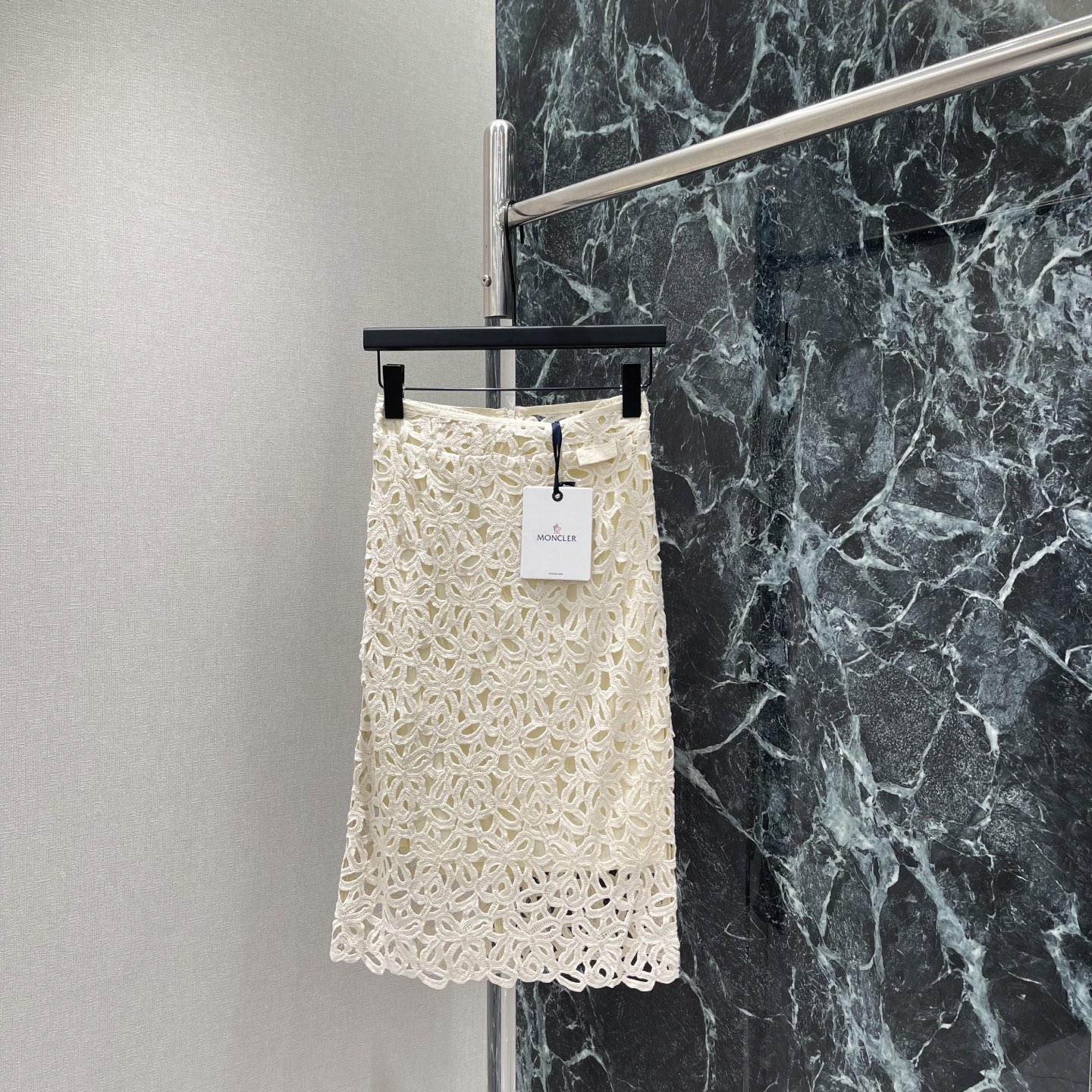 NO:823910,Mengkou 26 new summer style hollow lace skirt. It is designed with heavy hollow lace. The off-white color is elegant and gentle. The hollow pattern is exquisite and delicate. Breathable and light. Mid-length cut. Easy to control during commuting and daily life. Pair it with a simple top or sweater, perfect temperament! One color SML, Mengkou-clothing, Moncler, skirts,19860909蒙口 26夏季新款 镂空蕾丝半身裙 采用重工镂空蕾丝设计 米白色调优雅温柔 镂空花纹精致细腻 透气又轻盈 中长款剪裁 通勤日常都能轻松驾驭 搭配简约上衣或针织衫,气质满分!一个色SML,蒙口-服装,Moncler,skirts,,Women's clothing