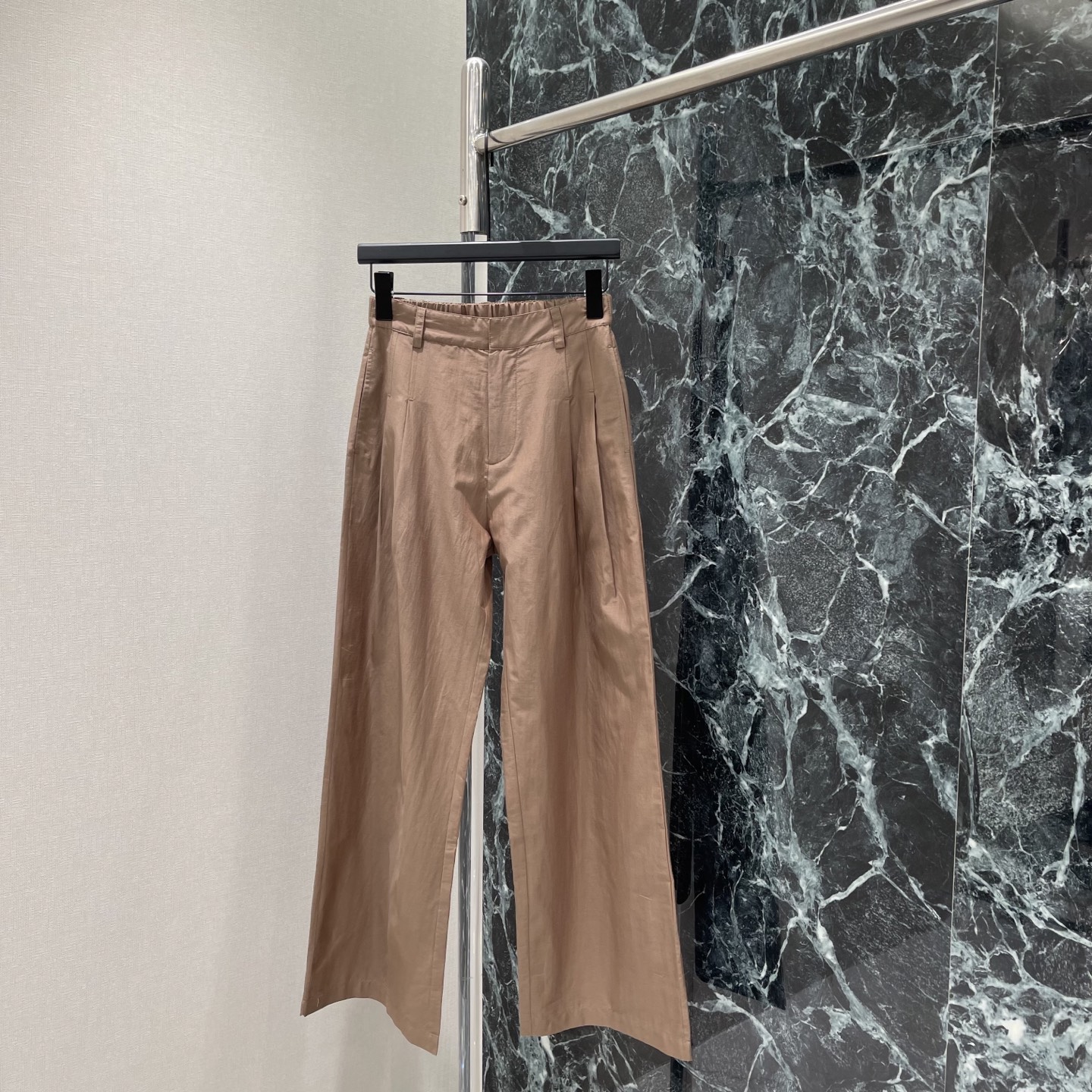 NO:823966,BC 26 new summer style high-waisted wide-leg pants, high waist + loose straight design, slim and tall, pear-shaped body friendly, covering the crotch and legs, super bonus points, can be easily worn for commuting, leisure and vacation, casually matched with shirts, sweaters or T-shirts are very stylish ~ the fabric is soft and skin-friendly, has good drape, and is comfortable to wear, it is a must-have and practical item for the wardrobe! Two colors SML, women's clothing, shirts, tees, t-shirt,19860909BC 26夏季新款 高腰阔腿裤 高腰+宽松直筒设计 显瘦显高 梨形身材友好 遮胯遮腿超加分 通勤休闲度假都能轻松驾驭随便搭衬衫针织衫或T恤都很有型~面料柔软亲肤,垂感好,穿着自在,是衣橱必备实用单品!两个色SML,女装,shirts,tees，t-shirt,,Women's clothing