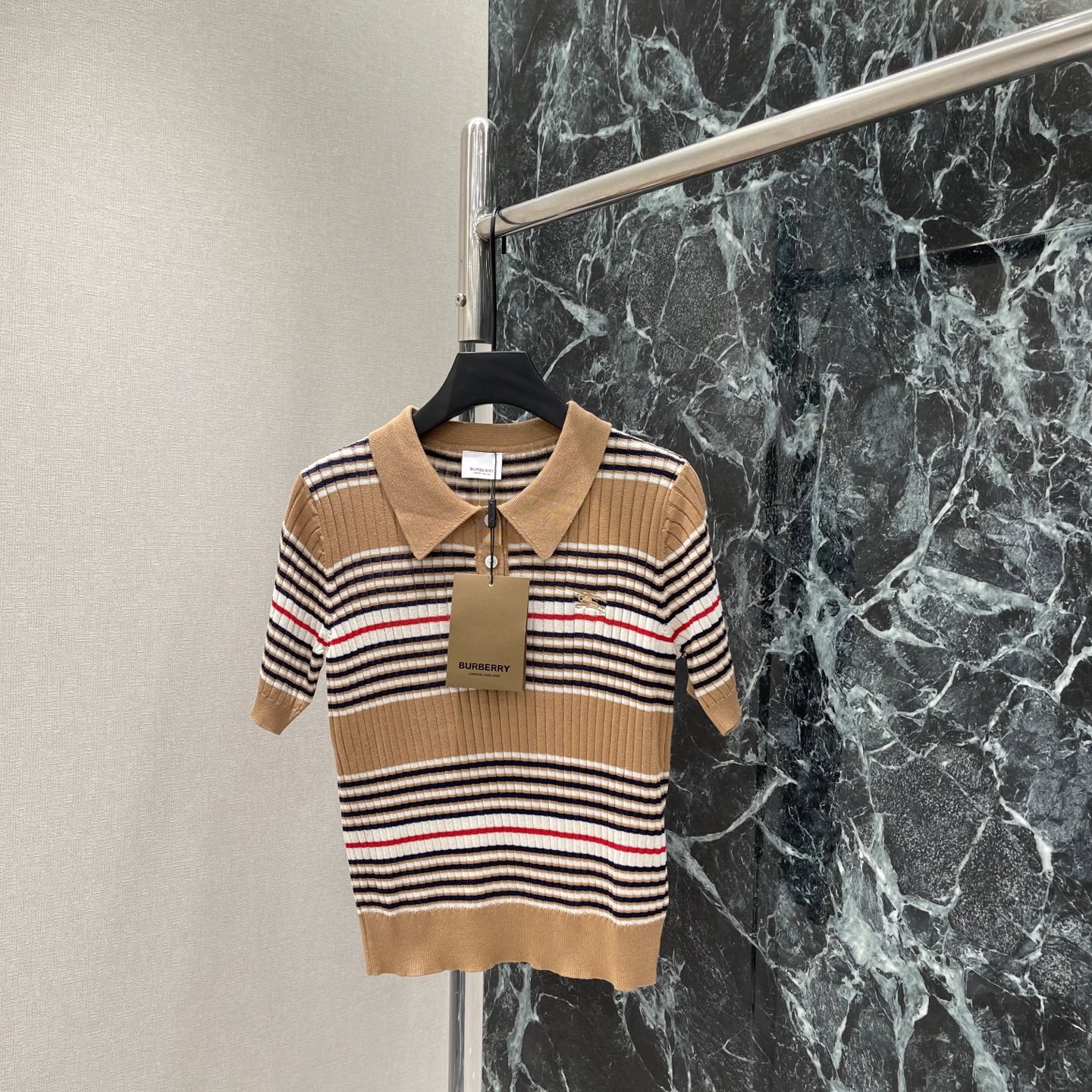 NO:823994,BBR 26 new summer style striped knitted short-sleeved brown, white, red and black pinstripe design, retro and fashionable. Polo collar + three buttons of the same color, perfect details, brand embroidery on the chest, highly recognizable! Easy to control for daily commuting and leisure. One color SML, Burberry-clothing, T-shirt,19860909BBR 26夏季新款 条纹针织短袖 棕白红黑细条纹设计 复古又时髦.Polo领+三颗同色纽扣 细节满分 胸前品牌刺绣 辨识度高!日常通勤 休闲都能轻松驾驭.一个色SML,博柏利-服装,T-shirt,,Women's clothing