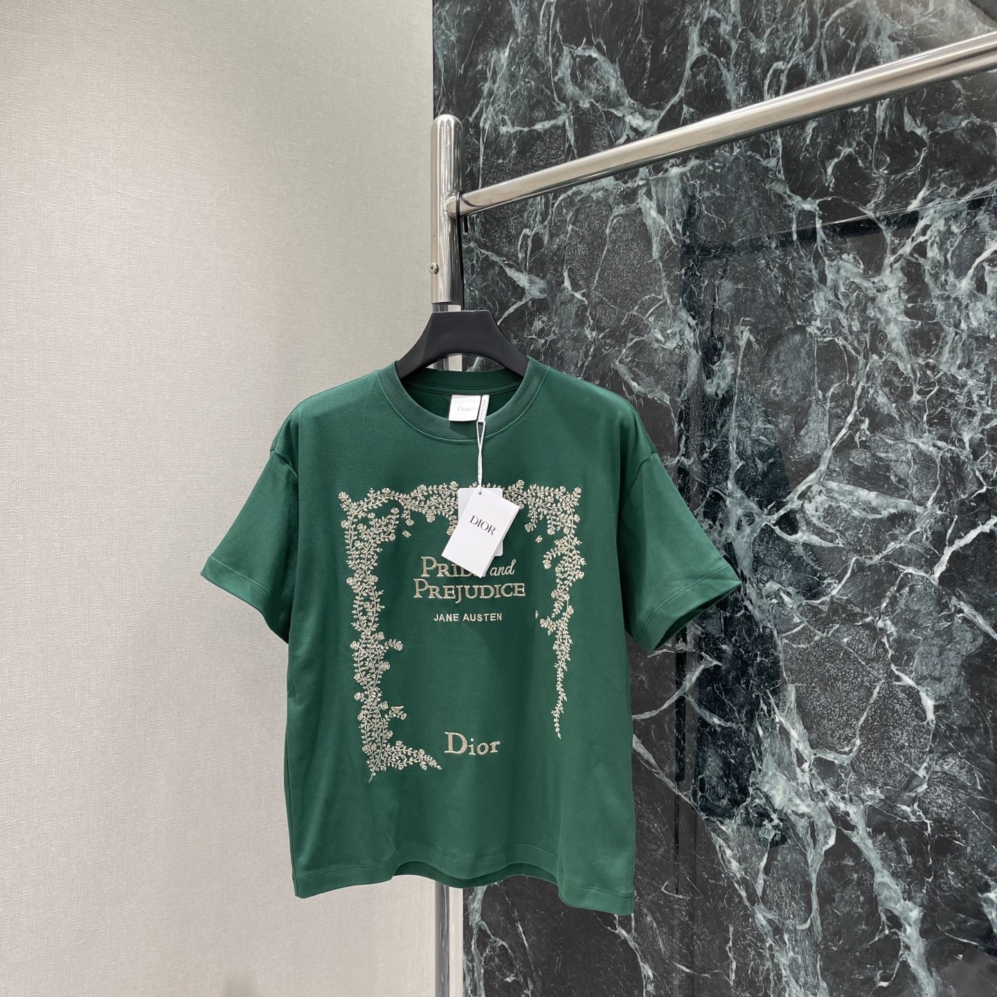 NO:823984,Djia 16 new summer style embroidered short-sleeved T-shirt with brand letter pattern printed on the front and exquisite floral border. Super recognizable and full of literature and fashion sense. Loose fit and super comfortable for daily wear. One color SML, Dior-clothing, dior, T-shirt, tees, t-shirt,19860909Ｄ家 16夏季新款 刺绣短袖T恤 正面印有品牌字母图案 搭配精致花卉边框 超有辨识度文学与时尚感满满 宽松版型 日常穿着超舒适.一个色SML,迪奥-服装,dior,T-shirt,tees，t-shirt,,Women's clothing