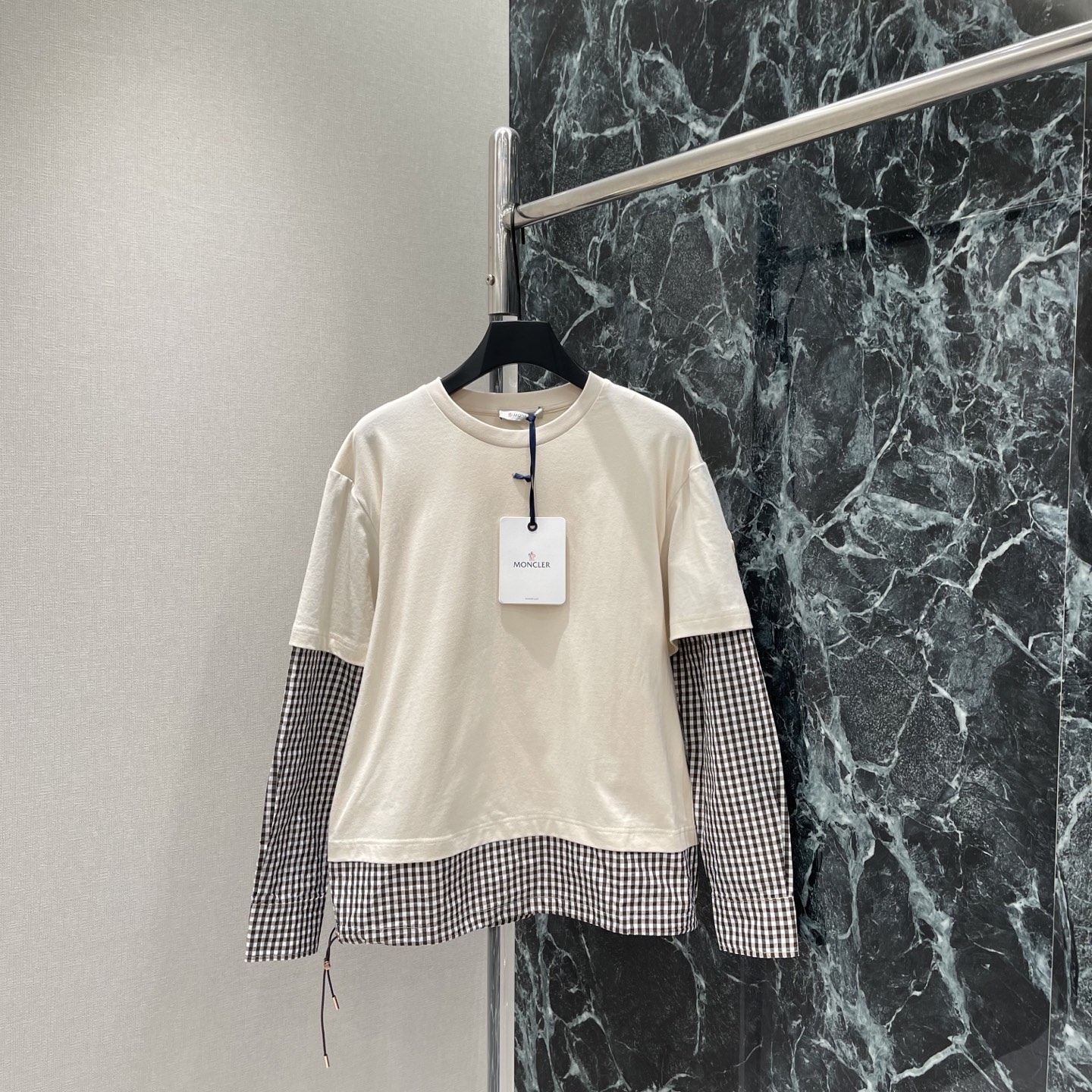 NO:830488,Mengkou 26 new summer style fake two-piece spliced ​​T-shirt. The black and white plaid long-sleeved design is full of layers. Easily create a layering effect! The cotton fabric is soft and comfortable. It can be easily used for daily commuting and leisure. It goes well with skirts or jeans. Simple and design sense. Fashionable and versatile~One color SML, Mengkou-clothing, Moncler, skirts, jeans, tees, t-shirt,19860909蒙口 26夏季新款 假两件拼接T恤 黑白格纹长袖设计层次感满满 轻松打造叠穿效果!棉质面料柔软舒适 日常通勤,休闲都能轻松驾驭,搭配半裙或牛仔裤都很出彩 简约又有设计感 时髦又百搭~一个色SML,蒙口-服装,Moncler,skirts,jeans,tees，t-shirt,,Women's clothing