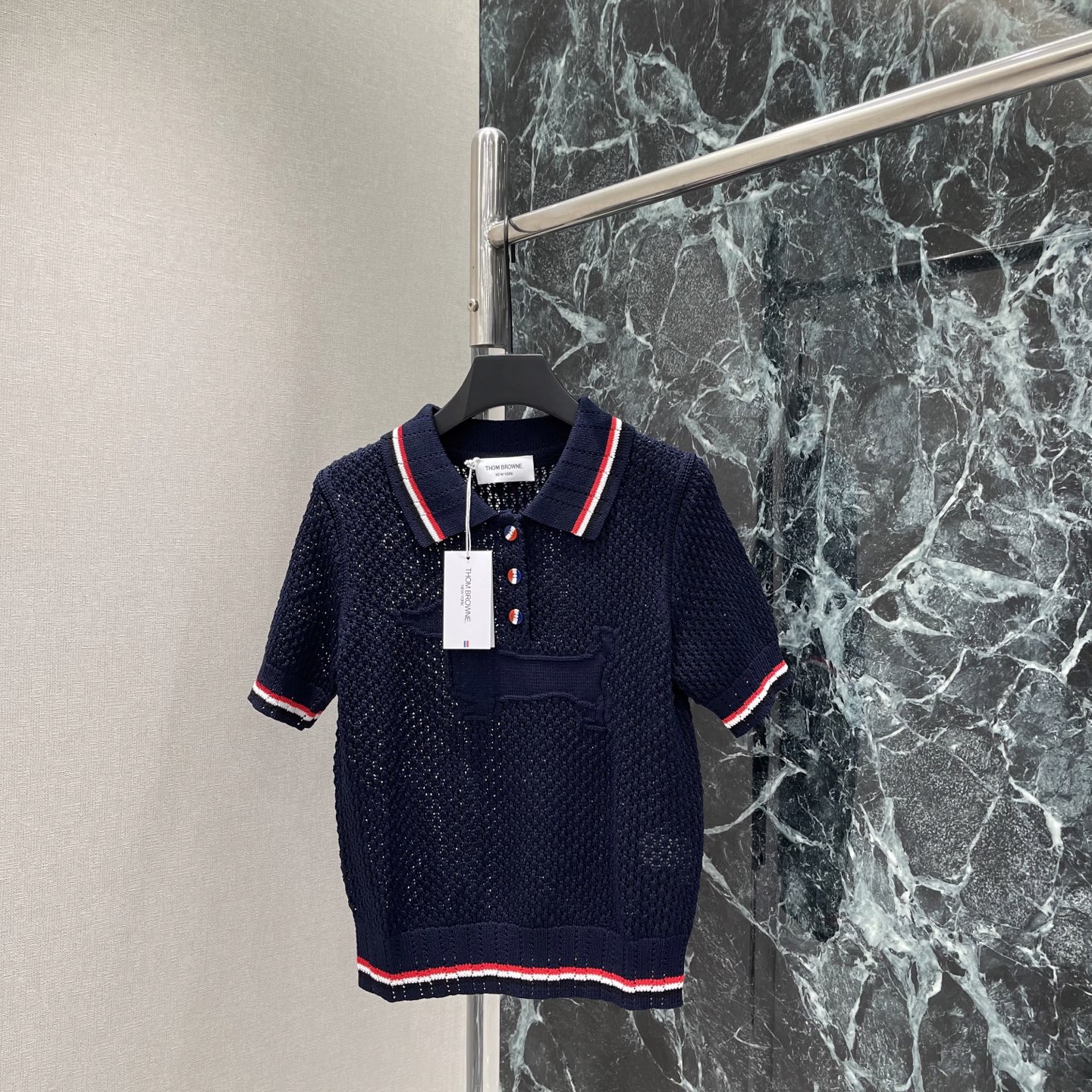 NO:830495,TB 26 new summer style dachshund knitted short-sleeve, using hollow knitting technology, light and breathable, super comfortable to wear in spring and summer! Red, white and blue stripes on the cuffs and neck, perfect brand recognition, super interesting dog embroidery on the front, OK for daily or light sports, looks great with casual pants and jeans, easy to get simple fashion style. Three colors SML, Thom Brown-clothing, thom browne, jeans, T-shirt,19860909TB 26夏季新款 腊肠狗针织短袖 采用镂空针织工艺 轻盈透气 春夏穿超舒服!袖口领口红白蓝条纹 品牌辨识度满分 正面狗狗刺绣超有趣 日常或轻运动都OK 搭配休闲裤,牛仔裤都很出彩 轻松get简约时尚风.三个色SML,汤姆布朗-服装,thom browne,jeans,T-shirt,,Women's clothing