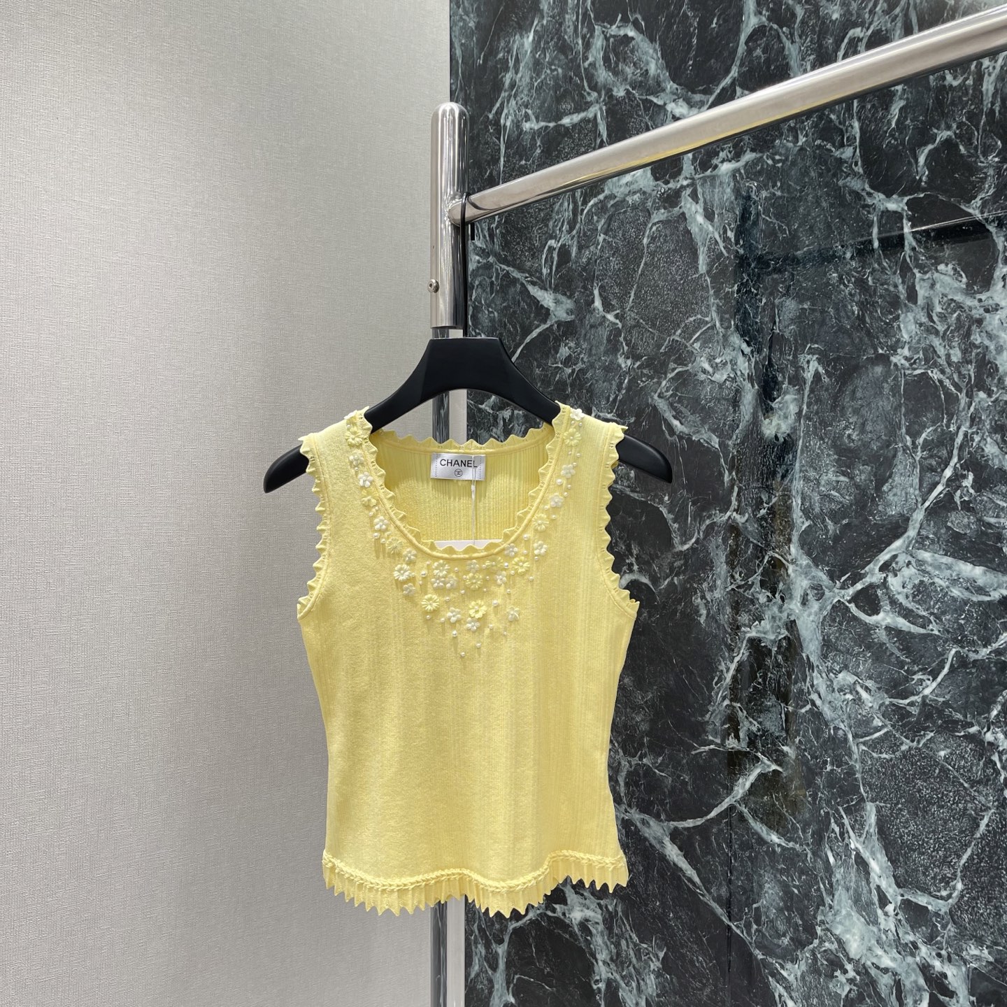 NO:830429,Xiaoxiang 26 new summer style floral knitted vest with hand-stitched flowers on the neckline. Full of French elegance. The sleeveless cut is refreshing and shows the shoulder and neck lines. The slim fit is slim and versatile. It looks great with jeans or skirts. It can be easily used for daily outings, dates and commuting. Practical and fashionable! Three colors of SML, Chanel-clothing, chanel, skirts, jeans,19860909小香 26夏季新款 花朵针织背心 领口手工缝制花朵点缀 法式优雅氛围感拉满 无袖剪裁清爽显肩颈线条 修身版型显瘦又百搭 无论搭牛仔裤还是半身裙都很出彩~日常出街 约会 通勤都能轻松驾驭 实用又时髦!三个色SML,香奈儿-服装,chanel,skirts,jeans,,Women's clothing
