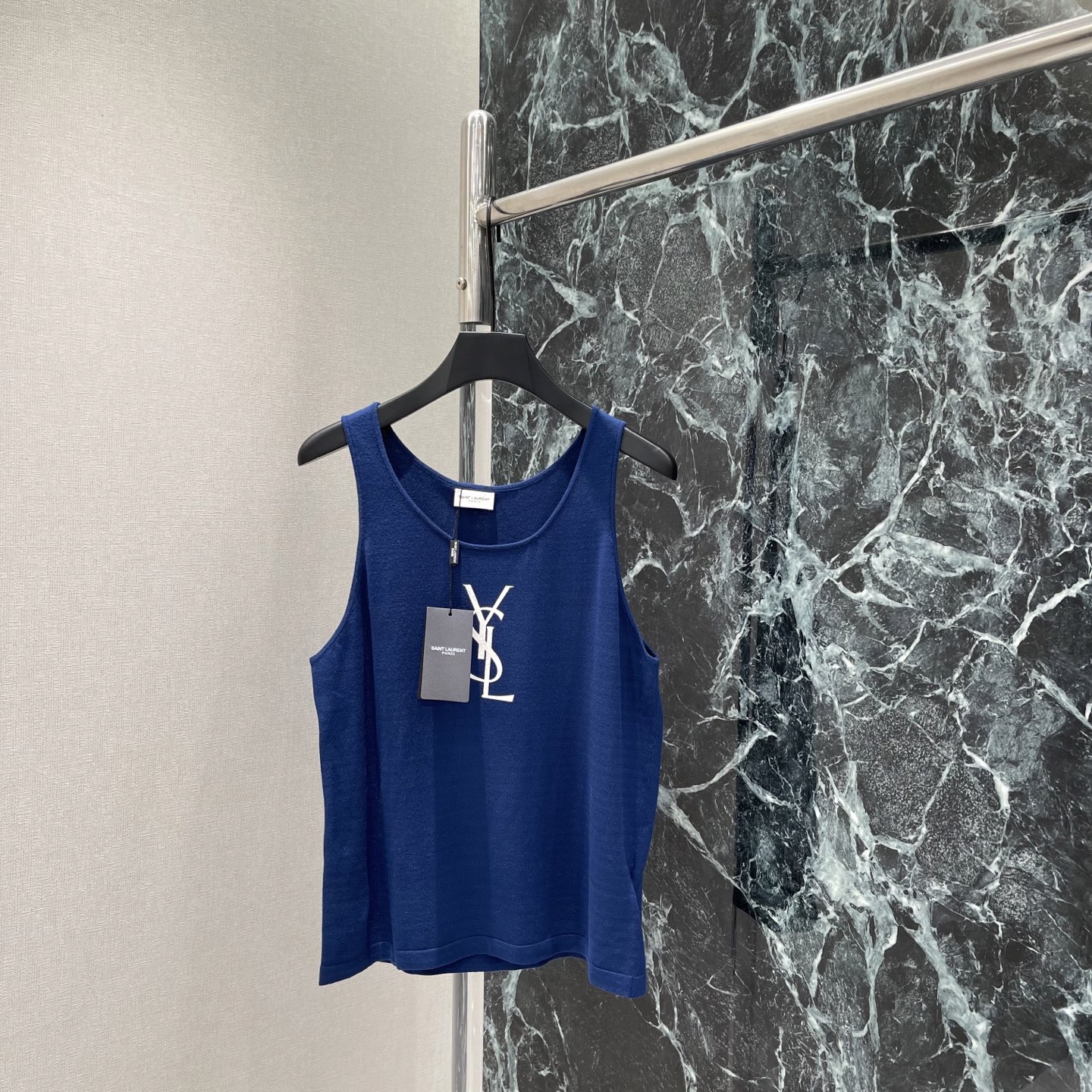 NO:830420,Saint Laurent 26 new summer style U-neck vest, classic logo icon, simple and recognizable! The U-neck design modifies the neck line. It is OK to wear alone or layered with a white T. Easily switch between salty or casual styles. It looks great with wide-leg pants and jeans. It can be easily used for daily commuting and vacation! One color SML, Saint Laurent-clothing, saint laurent, jeans,19860909圣罗兰 26夏季新款 U领背心 经典Logo图标 简约又有辨识度!U领设计修饰颈部线条 单穿或叠搭白T都很OK 轻松切换盐系or休闲风 搭阔腿裤 牛仔裤都很出彩 日常通勤,度假都能轻松驾驭!一个色SML,圣罗兰-服装,saint laurent,jeans,,Women's clothing