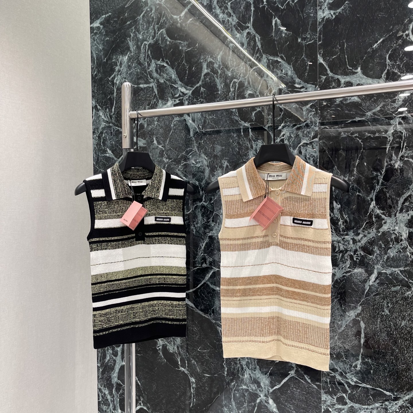 NO:830458,Miu 26 new summer style striped knitted vest. Contrasting stripes are retro and fashionable! Sleeveless + POLO collar design. The brand woven label on the chest is very recognizable. The version is slim and looks great with high-waisted pants or skirts. Easily create casual or college-style outfits. Two colors SML, Miu Miu-clothing, miumiu, skirts,19860909Miu 26夏季新款 条纹针织背心 撞色条纹复古又时髦!无袖+POLO领设计 胸前品牌织唛超有辨识度 版型修身,搭高腰裤或半裙都很出彩 轻松打造休闲或学院风穿搭.两个色SML,缪缪-服装,miumiu,skirts,,Women's clothing
