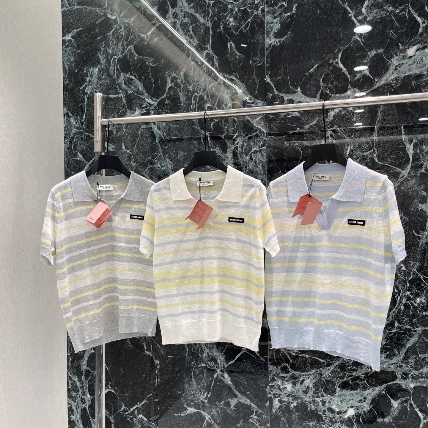 NO:830460,Miu 26 new summer style, contrasting striped knitted short sleeves, three-color stripes, fresh and simple, full of summer atmosphere, short sleeves + classic lapel design, brand logo on the chest, exquisite details, high recognition, easy to manage in daily commuting and casual occasions, match with jeans or skirts, easily get Korean or French style. Three colors SML, Miu Miu-clothing, miumiu, skirts, jeans, T-shirt,19860909Miu 26夏季新款 撞色条纹针织短袖 三色条纹 清新简约 夏日氛围感满满 短袖+经典翻领设计 胸前品牌标识 细节精致 辨识度高 日常通勤 休闲场合都能轻松驾驭,搭配牛仔裤或半裙,轻松get韩系or法式风格.三个色SML,缪缪-服装,miumiu,skirts,jeans,T-shirt,,Women's clothing