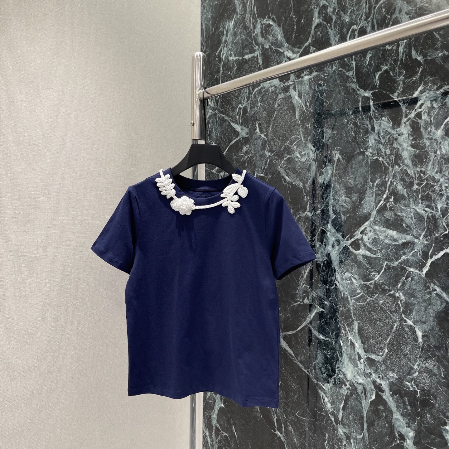 NO:830470,Loewe 26 new summer style crochet collar T-shirt, hand-crocheted white flowers on the collar, full of details, straight shoulder slim fit, easily outlines the body shape, whether paired with jeans or a skirt, you can easily create a sweet and relaxed summer atmosphere. One color SML, Loewe-clothing, loewe, skirts, jeans, tees, t-shirt,19860909罗意威 26夏季新款 钩花领T恤 领口手工钩织白色花朵 细节感满满 正肩修身版型 轻松勾勒身形 无论搭牛仔裤还是半裙,都能轻松打造甜美又松弛的夏日氛围感.一个色SML,罗意威-服装,loewe,skirts,jeans,tees，t-shirt,,Women's clothing