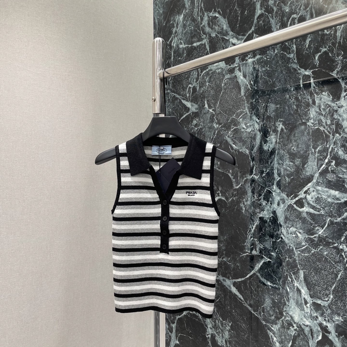NO:827885,PD 26 new summer style striped sleeveless vest, classic lapel + sleeveless design, simple and detailed. The logo on the chest is low-key to enhance recognition. The stripe element is retro and fashionable. It is OK to wear alone or layered ~ it can be easily controlled for daily commuting and leisure. Easily get Korean style lazy style or preppy style! Two colors SML, Prada-clothing, prada,19860909PD 26夏季新款 条纹无袖背心 经典翻领+无袖设计 简约又有细节感 胸前Logo低调提升辨识度 条纹元素复古又时髦 单穿或内搭都很OK~日常通勤 休闲都能轻松驾驭 轻松get韩系慵懒风or学院风穿搭!两个色SML,普拉达-服装,prada,,Women's clothing