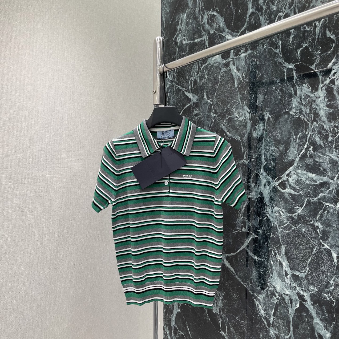 NO:827935,PD 26 new summer style striped lapel short sleeves, contrasting stripes, full of retro college style, neat lapel design, slimming, low-key and recognizable logo on the chest. The short version has a high waistline, and it looks great with high-waisted pants or skirts! It can be easily controlled for daily commuting and weekend outings. It is relaxed and fashionable. It is a must-have and versatile item for the summer wardrobe~One color SML, Prada-clothing, prada, skirts, T-shirt,19860909PD 26夏季新款 条纹翻领短袖 撞色条纹 复古学院风满满 翻领设计利落显瘦 胸前Logo低调有辨识度 短款版型拉高腰线,搭高腰裤或半裙都很赞!日常通勤周末出游都能轻松驾驭,松弛又时髦,是夏日衣橱必备百搭单品~一个色SML,普拉达-服装,prada,skirts,T-shirt,,Women's clothing