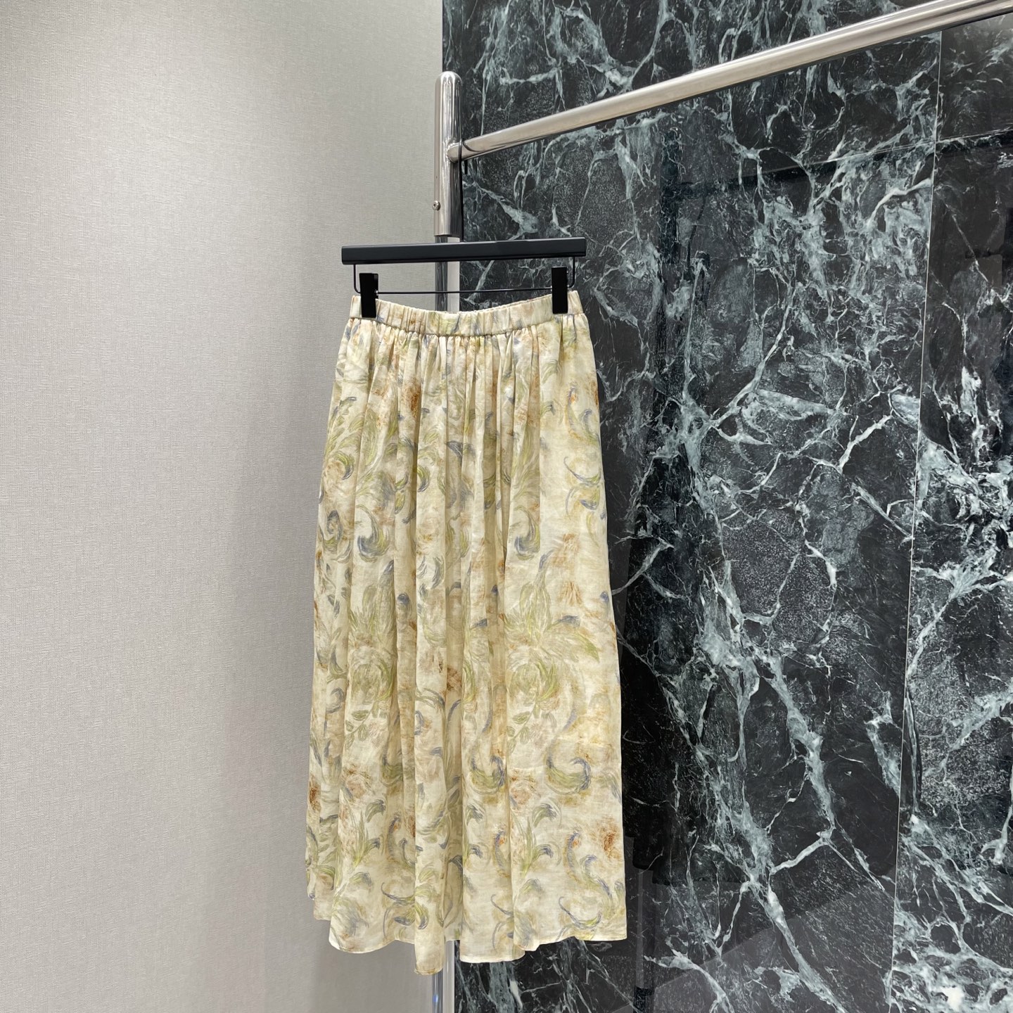 NO:827917,26 new summer styles, retro printed skirt, oil painting style printing, soft colors, full of French retro atmosphere, wide skirt shape + elastic waist, slim and tolerant, great for daily commuting and vacation photos, paired with simple tops or vests, easy to wear with artistic temperament! One color ready-made SML, women's clothing, skirts,1986090926夏季新款 复古印花半身裙 油画风印花 色彩柔和 法式复古氛围感满满 大摆裙型+松紧腰 显瘦又包容日常通勤度假拍照都很出片 搭配简约上衣或马甲 轻松 get文艺气质穿搭!一个色现货SML,女装,skirts,,Women's clothing