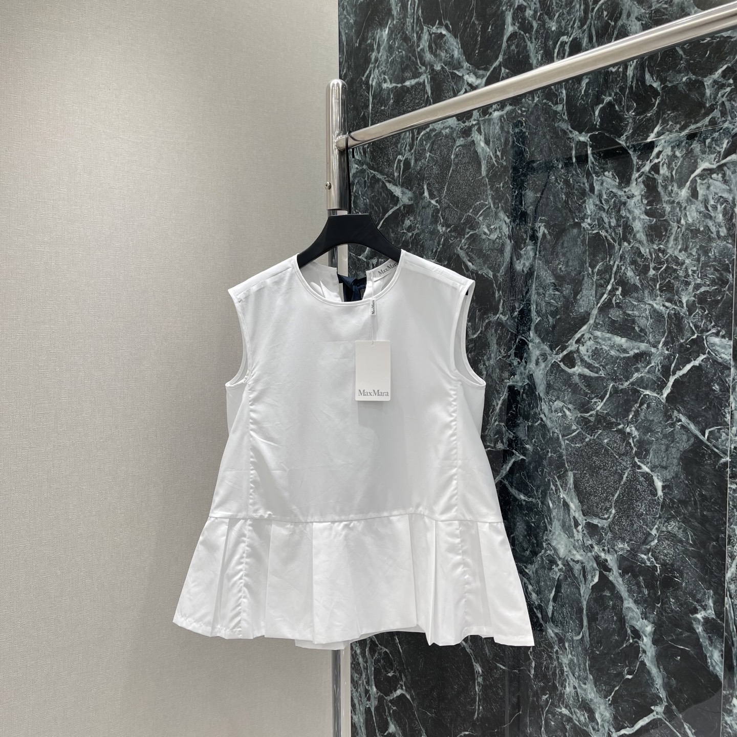 NO:830408,MaxMar 26 new summer style bow sleeveless shirt, white main color + navy blue bow, simple and high-end! Loose cut and super slim, bow embellishment is playful and elegant. It can be easily used for daily commuting, shopping and dating. It has a fresh and age-reducing feeling ~ it has both design and practicality. It is a must-have and versatile item for the spring and summer wardrobe! One color in stock SML, Max Mara-clothing, shirts,19860909MaxMar 26夏季新款 蝴蝶结无袖衬衫 白色主色+藏蓝蝴蝶结 简约又高级!宽松剪裁超显瘦 蝴蝶结点缀俏皮优雅 日常通勤逛街约会都能轻松驾驭 清新减龄感满分~设计感与实用性兼具,是春夏衣橱必备百搭单品!一个色现货SML,麦丝玛拉-服装,shirts,,Women's clothing
