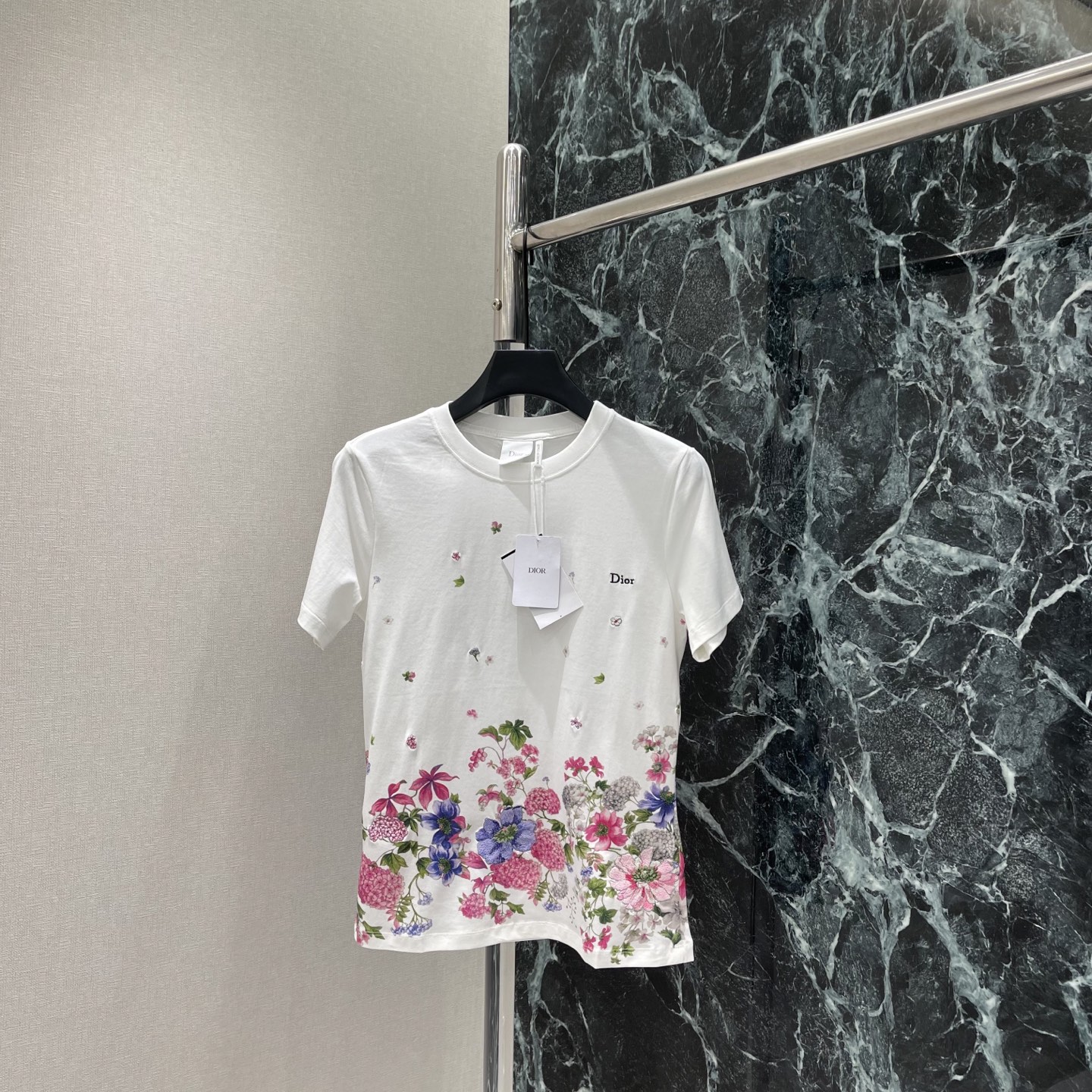 NO:830418,D Home 26 new summer style short-sleeved T-shirt with flower embroidery printing. Large area of ​​flower printing on the hem. Rich colors. Full of spring and summer atmosphere. 'Dio' embroidery on the chest is low-key and recognizable. Easily create a fresh and sweet style. One color SML, Dior-clothing, dior, dior, dior, T-shirt, tees, t-shirt,19860909D家 26夏季新款 花朵刺绣印花短袖T恤 下摆大面积花卉印花 色彩丰富 春夏氛围感满满 胸前”Dio“刺绣低调又有辨识度 轻松打造清新甜美风.一个色SML,迪奥-服装,dior,dior,dior,T-shirt,tees，t-shirt,,Women's clothing