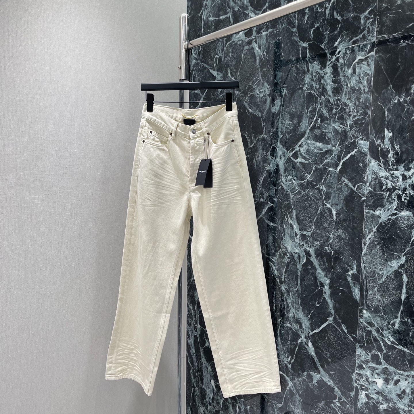 NO:830428,Saint Laurent 26 new summer straight jeans, simple design + classic five-pocket structure, metal buttons and rivet details are super textured, high-waisted straight version, flattering leg shape and comfortable, easy to control for daily commuting and leisure, fashionable and practical, a must-have item for the wardrobe~one color SML, Saint Laurent-clothing, saint laurent,jeans,19860909圣罗兰 26夏季新款 直筒牛仔裤 简约设计+经典五袋结构 金属纽扣和铆钉细节超有质感 高腰直筒版型 修饰腿型又舒适 日常通勤 休闲都能轻松驾驭 时尚又实用,是衣橱必备单品~一个色SML,圣罗兰-服装,saint laurent,jeans,,Women's clothing