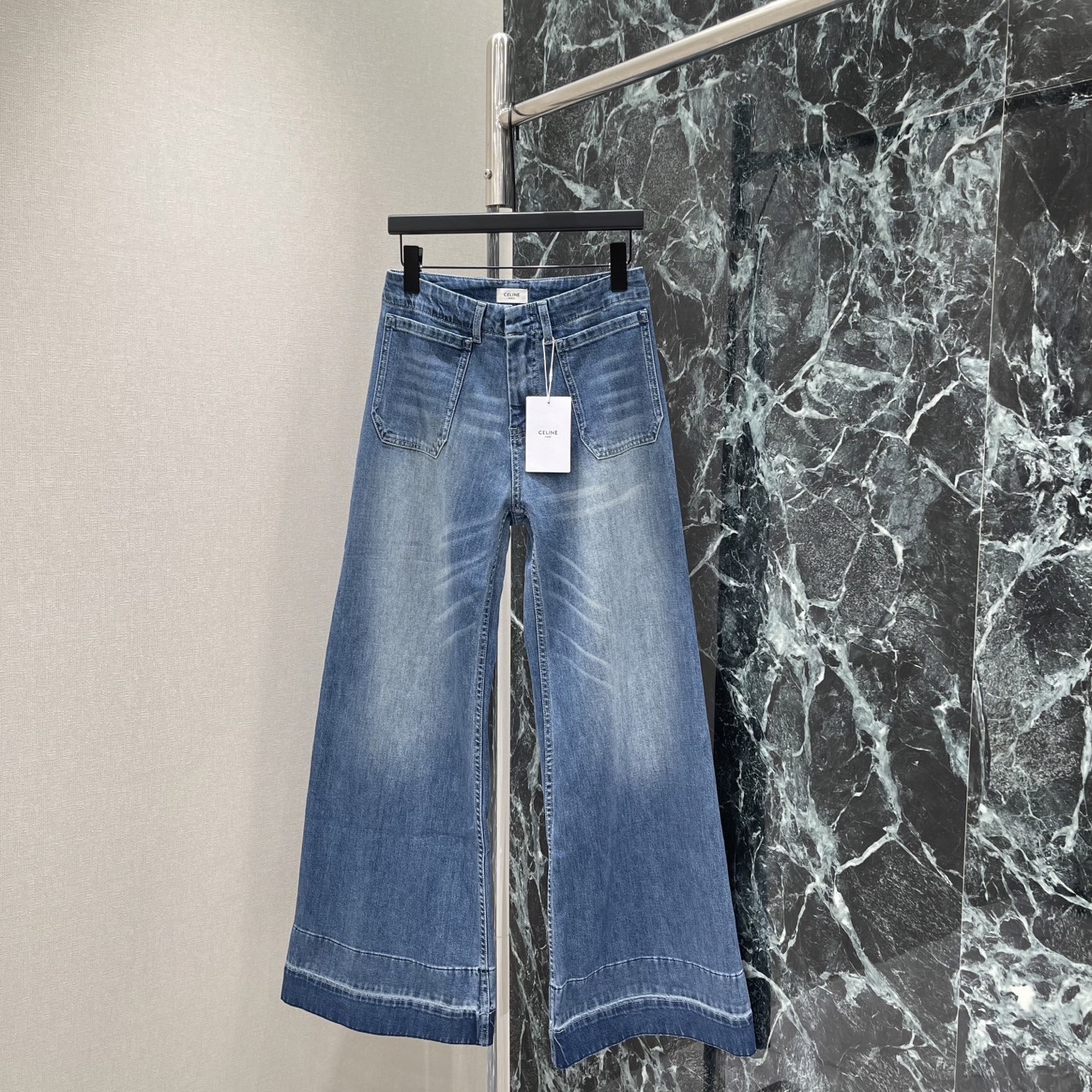 NO:830438,CE 26 new summer style retro flared jeans, high-waisted and flared design, modify the leg shape and show leg length! White Arc de Triomphe embroidery on the back pocket, low-key and recognizable, full of French retro style. It can be easily used for daily commuting or leisure. It looks great with T-shirts or shirts~One color SML, Celine-clothing, celine, jeans, shirts, tees, t-shirt,19860909CE 26夏季新款 复古喇叭牛仔裤 高腰微喇设计 修饰腿型超显腿长!后袋白色凯旋门刺绣 低调又有辨识度法式复古风满满 日常通勤或休闲都能轻松驾驭 搭T恤或衬衫都很出彩~一个色SML,赛琳-服装,celine,jeans,shirts,tees，t-shirt,,Women's clothing