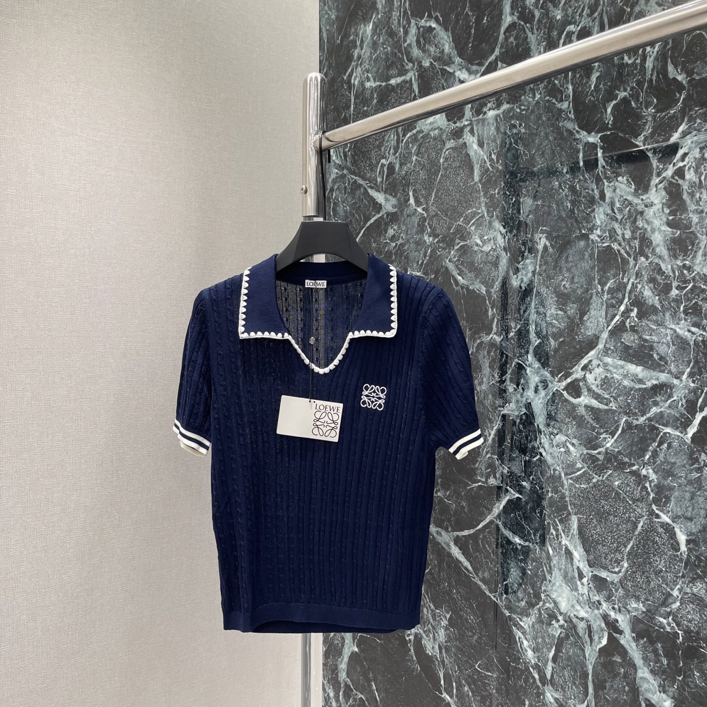 NO:828314,Loewe's 26 new summer style hollow knitted Polo shirt is made of hollow textured fabric, breathable and comfortable, perfect for spring and summer! Classic Polo collar + contrasting crochet edge, full of retro sophistication. The Anagram embroidery on the chest is super recognizable. The hollow texture is low-key and has a sense of design. It is easy to get a relaxing atmosphere ~ two colors SML, Loewe-clothing, loewe,19860909罗意威 26夏季新款 镂空针织Polo衫 采用镂空肌理面料,透气又舒适,春夏穿超合适!经典Polo领+撞色钩边 复古精致感满满 胸前Anagram刺绣超有辨识度 镂空纹理低调又有设计感 轻松 get松弛氛围感~两个色SML,罗意威-服装,loewe,,Women's clothing