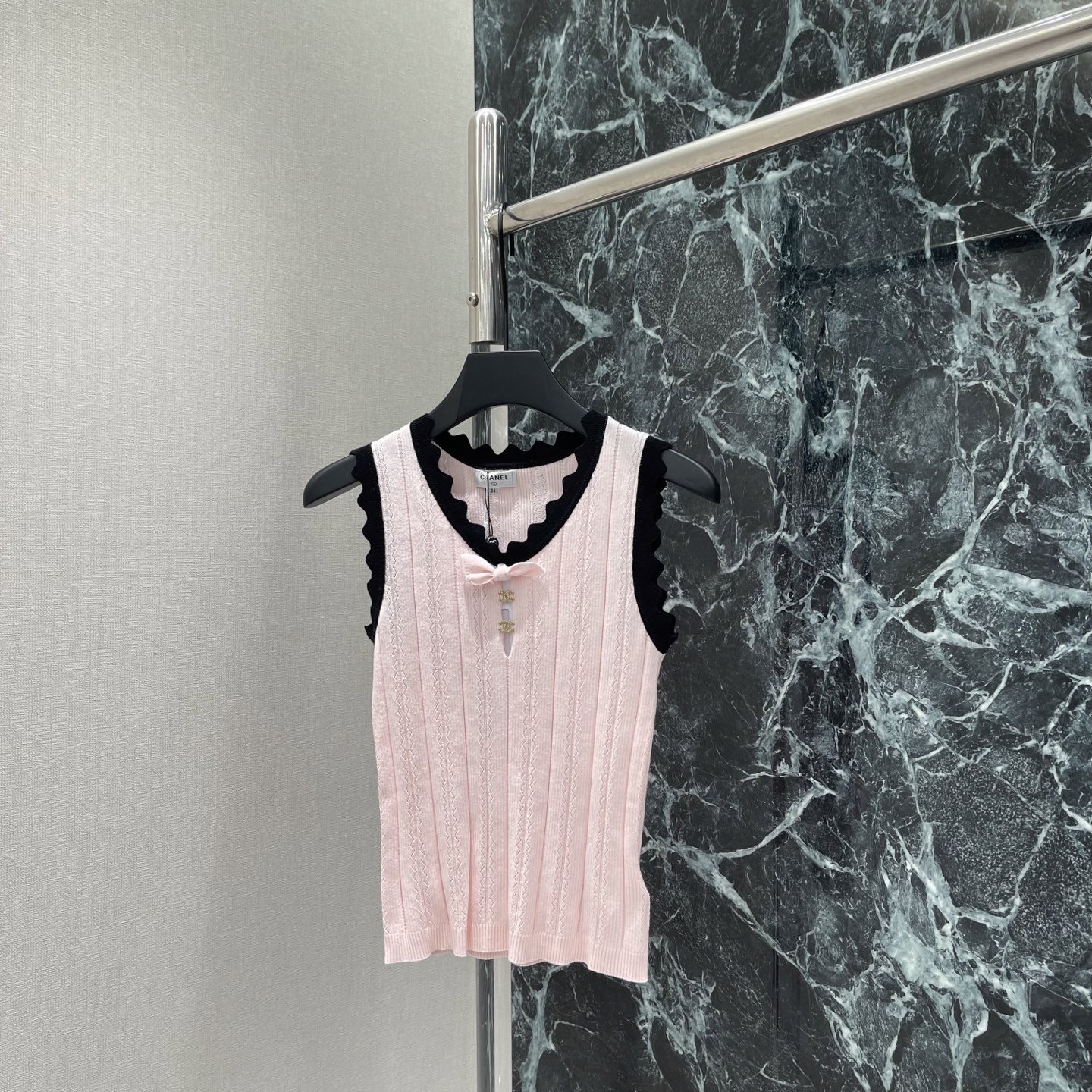 NO:828306,Xiaoxiang 26 new summer style wavy edge knitted vest with black wavy edges, contrasting color design is very recognizable, chest bow + metal decoration, perfect details, elegant and refined! Sleeveless slim fit, great to wear alone or with a jacket in summer, easy to switch between multiple styles ~ two colors SML, Chanel-clothing, chanel, jackets & coats,19860909小香 26夏季新款 波浪边针织背心 搭配黑色波浪边 撞色设计超有辨识度 胸前蝴蝶结+金属装饰 细节满分 优雅又精致!无袖修身版型 夏天单穿或搭配外套都很出彩 轻松切换多种风格~两个色SML,香奈儿-服装,chanel,jackets & coats,,Women's clothing
