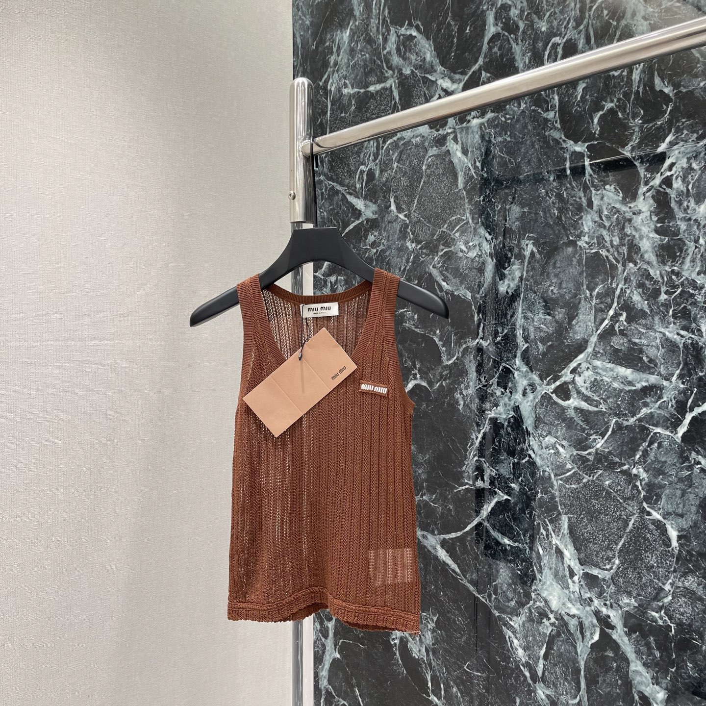 NO:828290,Miu 26 new summer style hollow knitted vest is made of light and breathable knitted material. The U-neck sleeveless design is simple and elegant. The brand embroidery on the chest is super recognizable. The hollow knitted texture is full of layers. It can be easily used for commuting and leisure. It is a must-have and versatile item for summer wardrobe~two colors SML, Miu Miu-clothing, miumiu,19860909Miu 26夏季新款 镂空针织背心 采用轻薄透气针织材质 U领无袖设计简约大方 胸前品牌刺绣超有辨识度 镂空针织纹理 层次感满满 通勤休闲都能轻松驾驭 是夏季衣橱必备百搭单品~两个色SML,缪缪-服装,miumiu,,Women's clothing