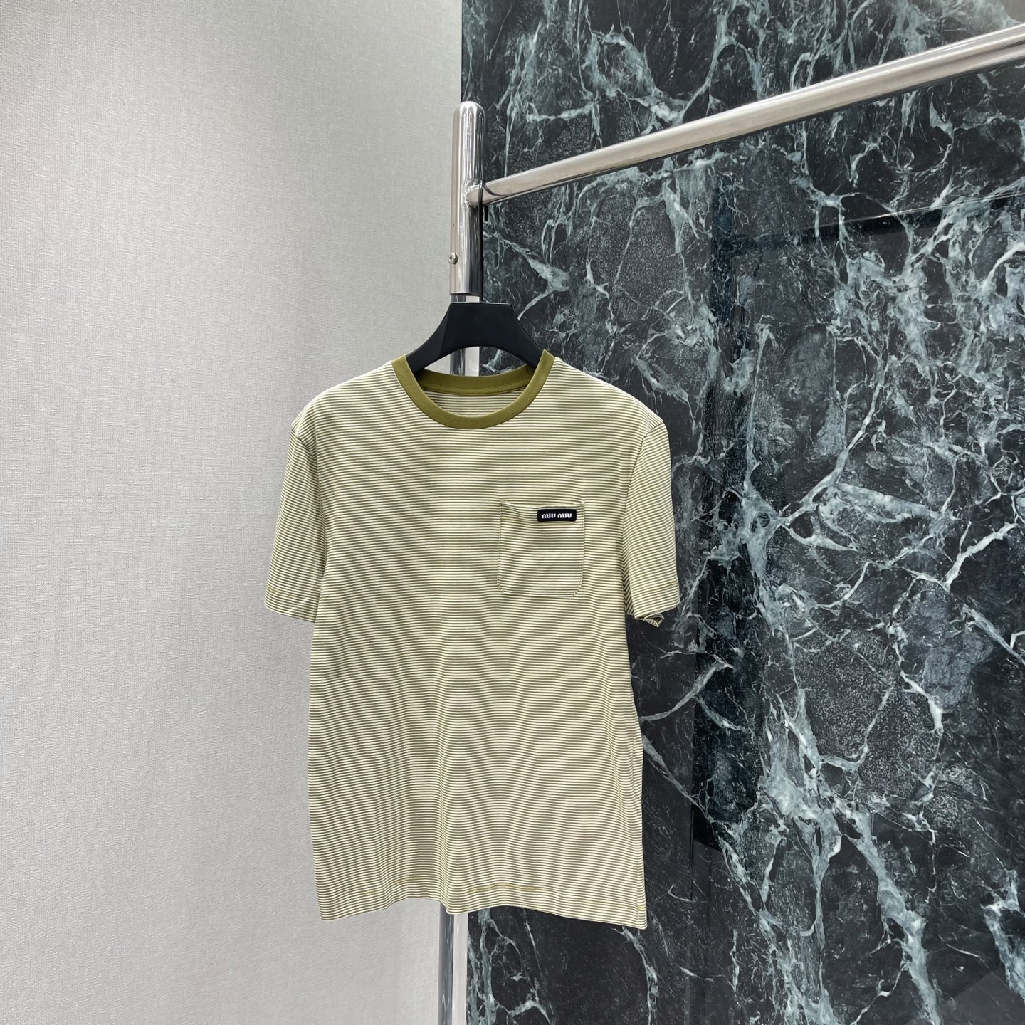 NO:830398,Miu 26 new summer style striped pocket T-shirt, pinstripes + contrasting collar, simple and recognizable, small chest pocket with brand logo, practical and fashionable, loose fit, tolerant of various body types, can be easily controlled for daily commuting or leisure, and easy to get a relaxed feeling. One color SML, Miu Miu-clothing, miumiu, tees, t-shirt,19860909Miu 26夏季新款 条纹口袋T恤 细条纹+撞色领口 简约又有辨识度 胸前小口袋配品牌徽标 实用又时髦 宽松版型 包容多种身材 日常通勤或休闲都能轻松驾驭轻松get松弛感穿搭.一个色SML,缪缪-服装,miumiu,tees，t-shirt,,Women's clothing