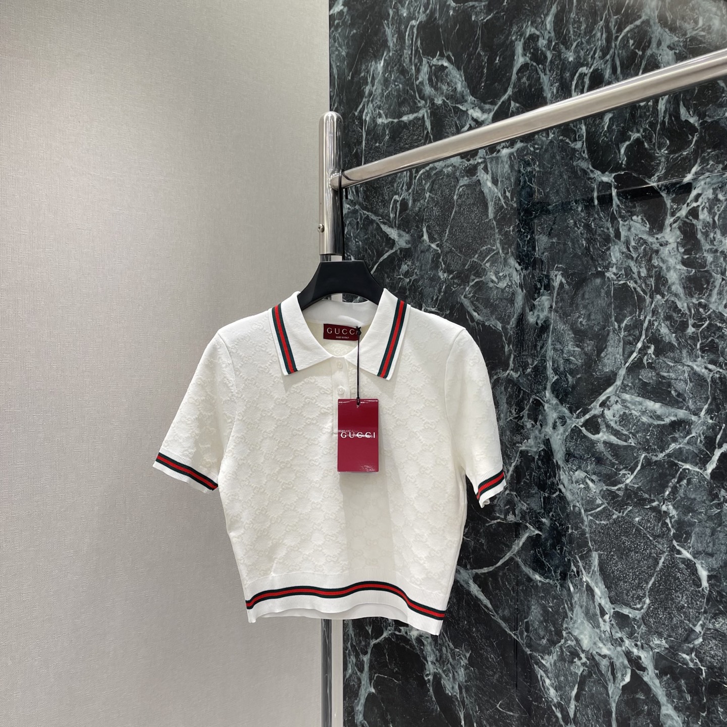 NO:830388,G Home 26 new summer style jacquard knitted Polo shirt, classic Polo collar + red and green webbing, full of college style and brand recognition, GG jacquard details on the body, low-key and textured, short and slim fit, easy to switch between casual or commuting style ~ can be easily controlled for daily outings and dates, fashionable and versatile! One color SML, Gucci-clothing, gucci, gucci,19860909G家 26夏季新款 提花针织Polo衫 经典Polo领+红绿织带 满满学院风和品牌辨识度 衣身GG提花细节 低调又有质感 短款修身版型 轻松切换休闲or通勤风~日常出街约会聚会都能轻松驾驭 时髦又百搭!一个色SML,古驰-服装,gucci,gucci,,Women's clothing
