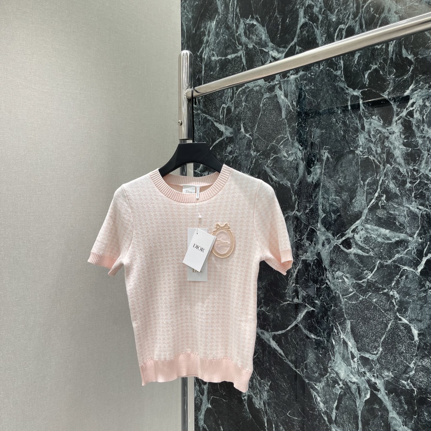NO:830346,Ｄ家 26 new summer style plaid knitted short sleeves, round neck + short sleeve tailoring, super comfortable to wear in spring and summer! Light pink is gentle and versatile, easy to match with various styles of clothing, ribbed edges on the collar and hem, fit and durable, brand letters on the chest, perfect for recognition, full of sophistication! Easy to control for daily commuting and leisure, elegant temperament is easy to get. Three colors SML, Dior-clothing, dior, T-shirt,19860909Ｄ家 26夏季新款 格子针织短袖 圆领+短袖剪裁 春夏穿超舒适!浅粉色温柔百搭 轻松搭配各种风格服饰 衣领和下摆罗纹收边 贴合又耐穿 胸前品牌字母 辨识度满分 精致感拉满!日常通勤 休闲都能轻松驾驭 优雅气质轻松get.三个色SML,迪奥-服装,dior,T-shirt,,Women's clothing
