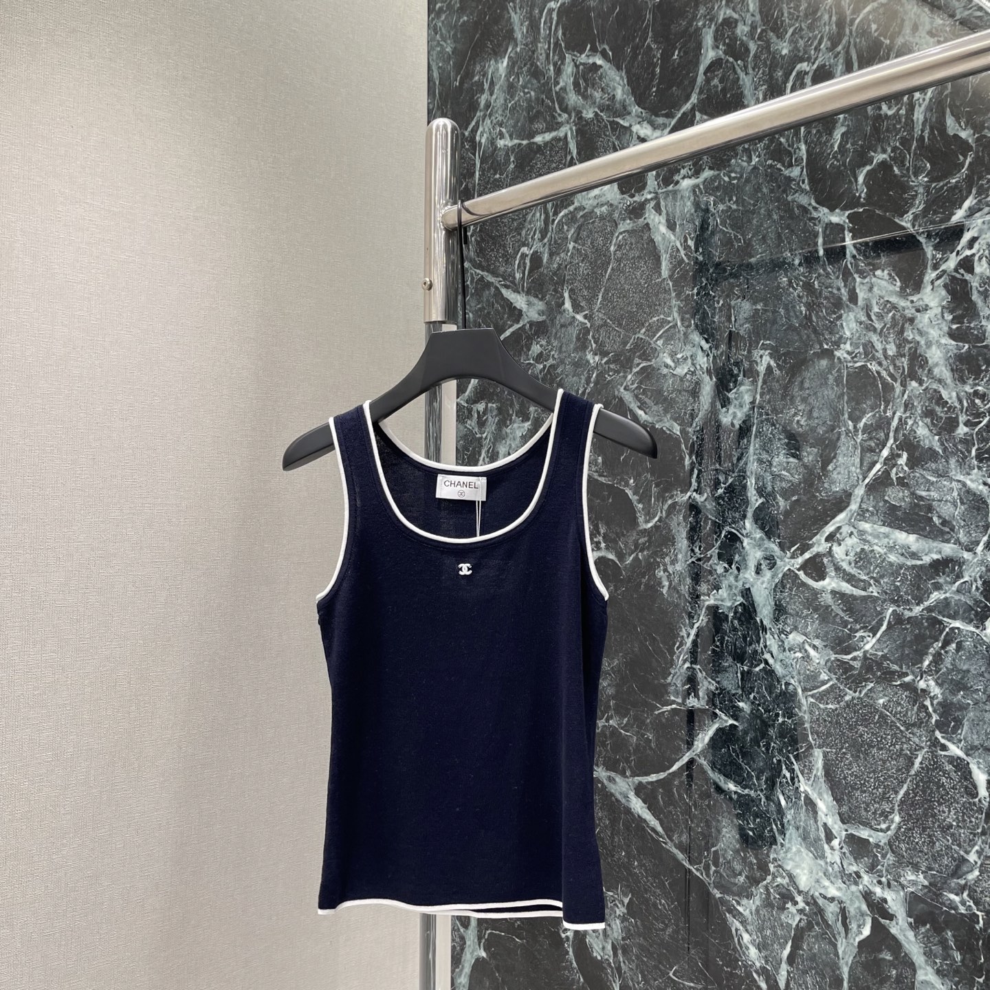 NO:830402,Xiaoxiang's 26 new summer style, contrasting piping knitted vest, dark piping, simple and detailed, double C logo on the chest is very recognizable, full of brand sense, sleeveless design, can be worn alone or layered, can be easily used for commuting, leisure and vacation~ It is a must-have classic item in the wardrobe! Three colors of SML, Chanel-clothing, chanel,19860909小香 26夏季新款 撞色滚边针织背心 深色滚边 简约又有细节感 胸前双C标志超有辨识度 品牌感满满 无袖设计 单穿or内搭都 OK 通勤 休闲 度假都能轻松驾驭~是衣橱必备经典单品!三个色SML,香奈儿-服装,chanel,,Women's clothing
