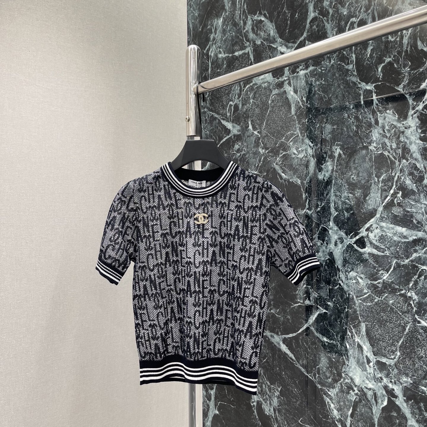 NO:830390,Xiaoxiang's 26 new summer style letter jacquard knitted short-sleeves are fully printed with brand letters and have a strong sense of brand! Round neck, striped design on cuffs and hem, full of sporty style, the metal double C logo on the chest is very recognizable, it is OK for daily life or light exercise, versatile and not picky! Three colors SML, Chanel-clothing, chanel, T-shirt,19860909小香 26夏季新款 字母提花针织短袖 满印品牌字母字样 品牌感超强!圆领 袖口和下摆条纹设计 运动风满满,胸前金属双C标志超有辨识度日常或轻运动都OK 百搭不挑人!三个色SML,香奈儿-服装,chanel,T-shirt,,Women's clothing