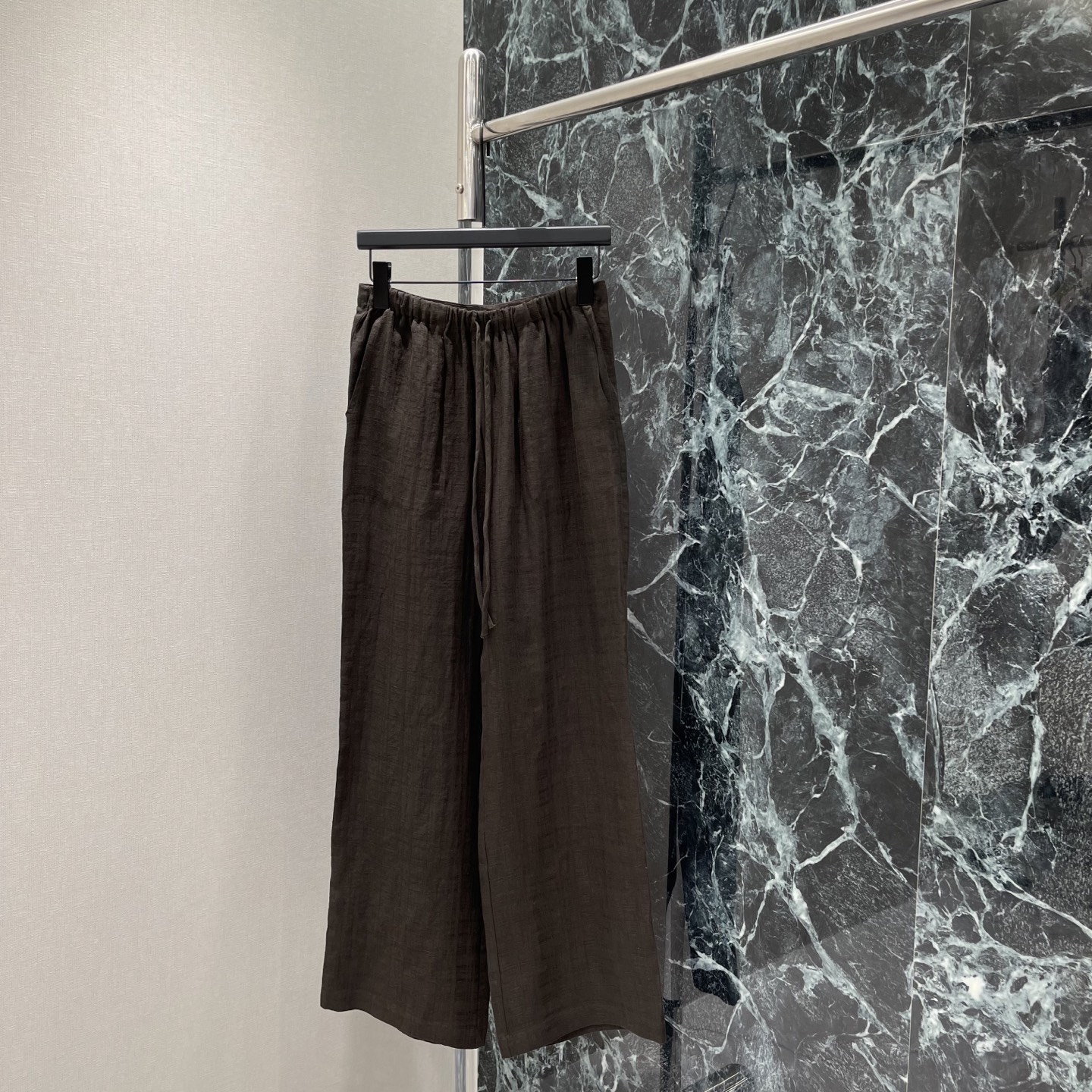 NO:830359,26 new summer style linen wide-leg pants are made of linen, breathable and moisture-absorbent, super comfortable to wear in spring and summer! Loose straight leg + elastic drawstring waist, super friendly to the figure. Pear-shaped and apple-shaped can be easily controlled. Brown color retro and versatile, can be worn for commuting, casual, linen has its own texture, perfect texture. Just wear it with a white T or shirt, it will have a sense of atmosphere. One color SML, women's clothing, shirts,1986090926夏季新款 亚麻阔腿裤 采用亚麻 透气又吸湿,春夏穿超舒服!宽松直筒+松紧抽绳腰 对身材超友好 梨形苹果型都能轻松驾驭 咖色复古百搭 通勤 休闲都能穿 亚麻自带肌理感 质感满分 随便搭个白T或衬衫就很有氛围感.一个色SML,女装,shirts,,Women's clothing