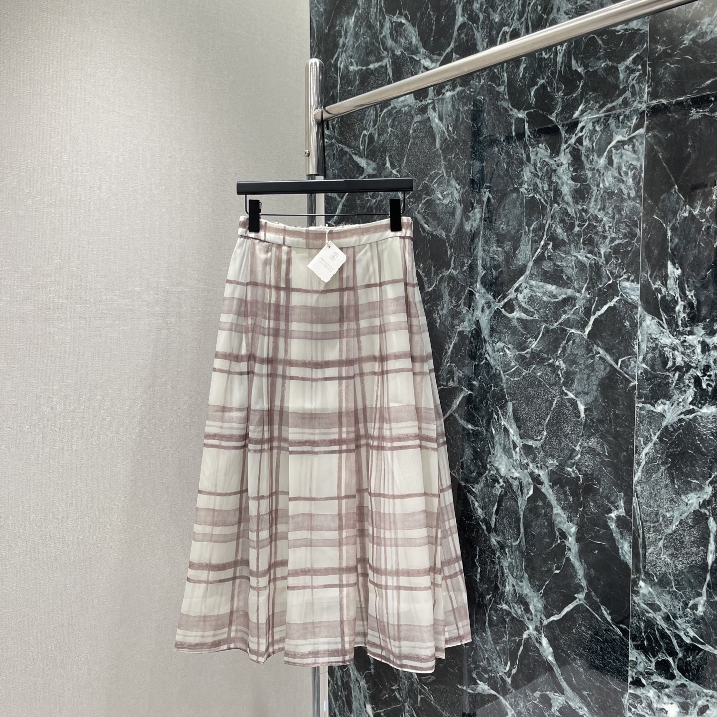 NO:860103,BC 26 new summer style plaid skirt. Milk tea color plaid. Gentle and retro. The skirt is flexible. It has an elegant atmosphere when walking. Pair it with a sweater or a simple top. It is easy to get the French lazy style. It is suitable for daily commuting. It is comfortable and high-end. It is a must-have item for old money style! One color SML, women's clothing, skirts,19860909BC 26夏季新款 格纹半身裙 奶茶色系格纹 温柔复古 裙摆灵动 走路自带优雅氛围感 搭配针织衫或简约上衣 轻松get法式慵懒风 通勤日常都很适合 舒适又高级,是老钱风穿搭必备单品!一个色SML,女装,skirts,,Women's clothing