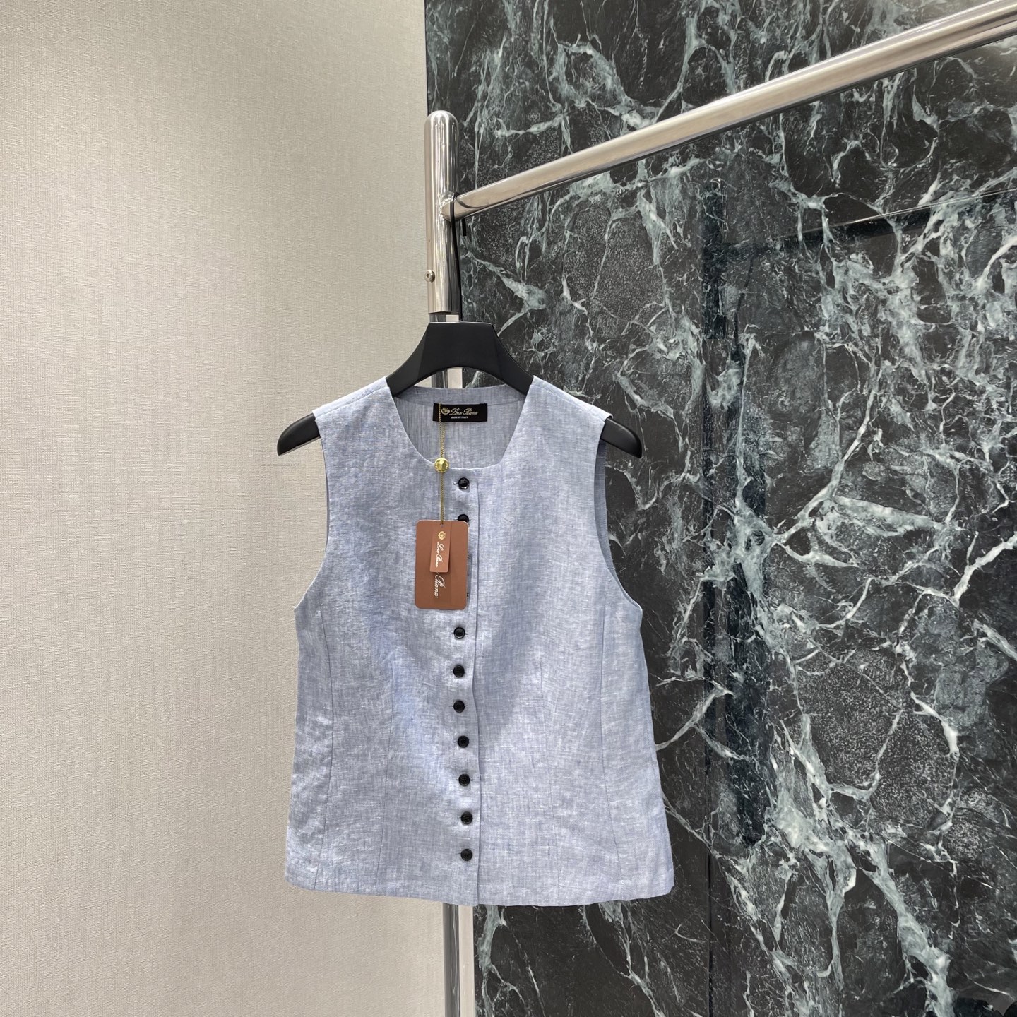 NO:860052,LP 26 new summer style linen sleeveless vest. Single-breasted design. Simple and elegant. Can be easily used in daily commute. Linen material is breathable and comfortable. Super refreshing to wear in summer. Loose tailoring to modify the body shape without dragging. It is OK to wear alone or layered with shirts and T-shirts! Low-key texture + practicality. It can be easily held in the workplace or leisure occasions. It is an 'old money style' must-have item. One color. Ready in stock SML, women's clothing, loro piana, shirts, tees, t-shirt,19860909LP 26夏季新款 亚麻无袖马甲 单排扣设计 简约优雅 通勤日常都能轻松驾驭 亚麻材质透气舒适 夏天穿超清爽 宽松剪裁修饰身形又不拖沓 单穿或叠搭衬衫 T恤都很OK!低调质感+实用性 职场or休闲场合都能轻松hold住,是”老钱风“穿搭必备单品一个色现货SML,女装,loro piana,shirts,tees，t-shirt,,Women's clothing