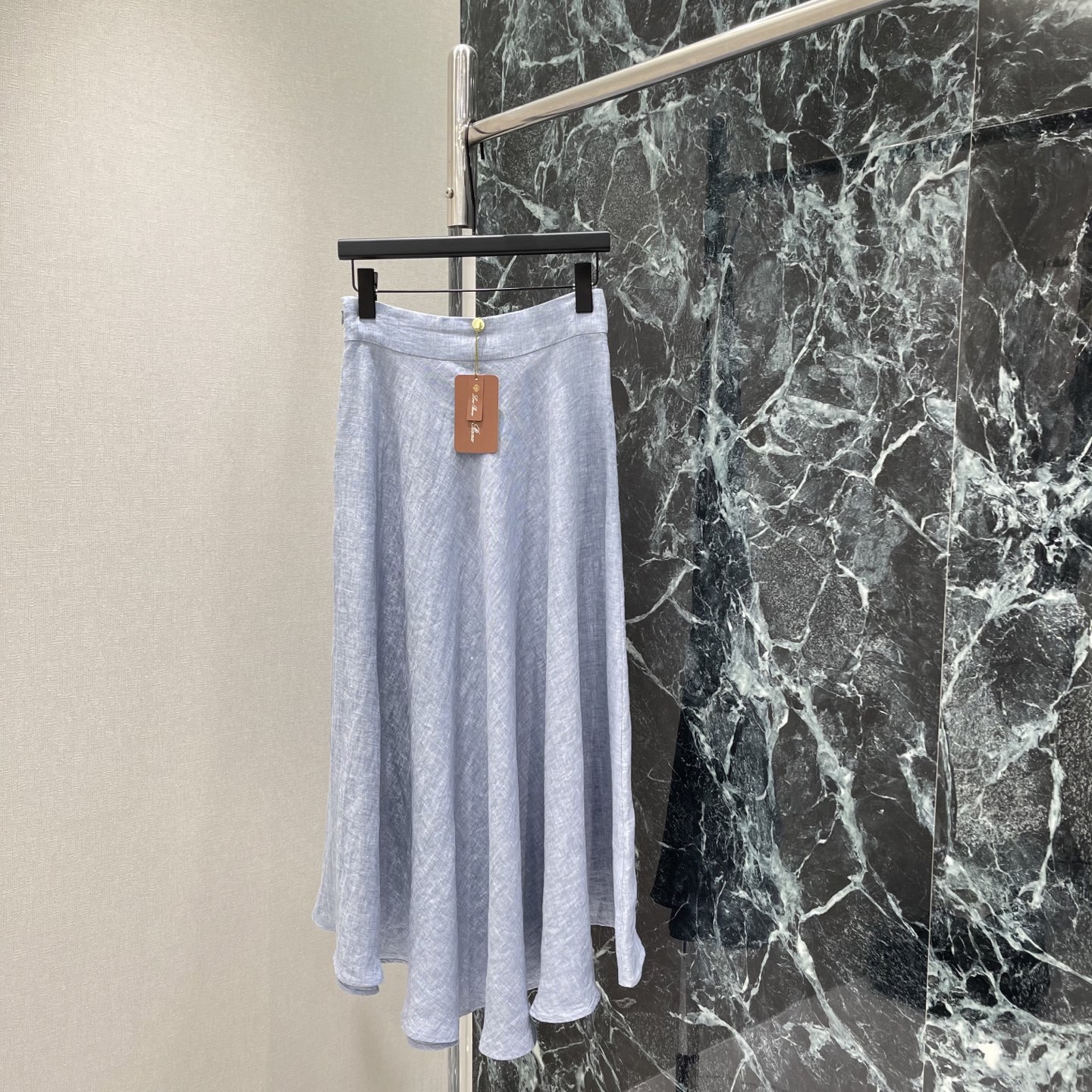 NO:860041,LP 26 new summer style linen high-waisted A-line umbrella skirt. High-waisted design to modify the waistline. A-line large hem makes it slim and elegant. Light blue tone is fresh and gentle. Easy to control for commuting, daily life and dating. Easily create intellectual or sweet style. Simple design + comfortable tailoring. It is a must-have and versatile item for the spring and summer wardrobe! One color ready-made SML, women's clothing, loro piana, skirts,19860909LP 26夏季新款 亚麻高腰A字伞裙 高腰设计修饰腰线 A字大摆显瘦又优雅 浅蓝色调清新温柔 通勤 日常 约会都能轻松驾驭 轻松打造知性或甜美风格 简约设计+舒适剪裁,是春夏衣橱必备百搭单品!一个色现货SML,女装,loro piana,skirts,,Women's clothing