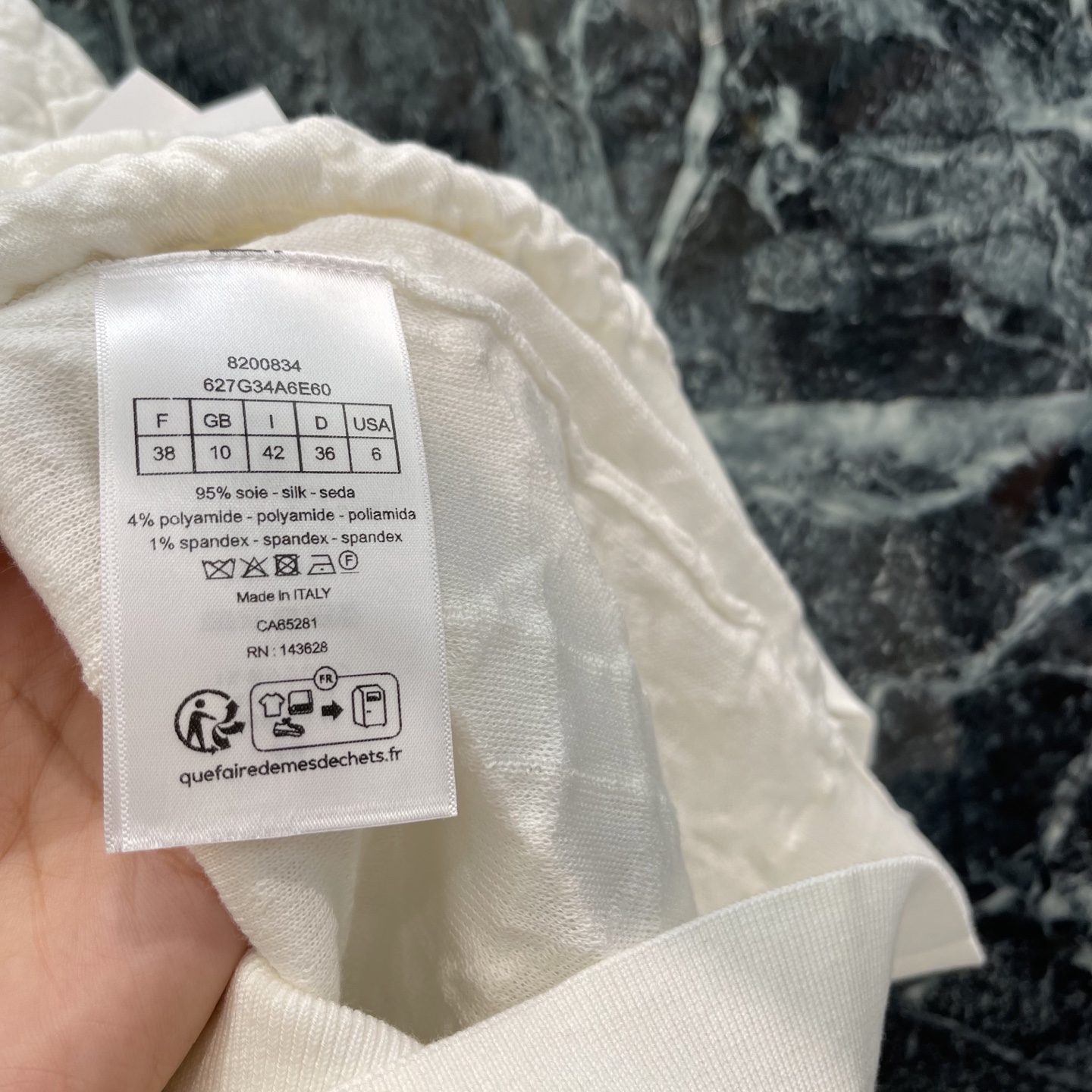 Ｄ家 26夏季新款 褶皱短袖上衣 简约圆领+短袖设计 日常穿搭超百搭!领口蝴蝶结五金点缀 褶皱工艺让衣服