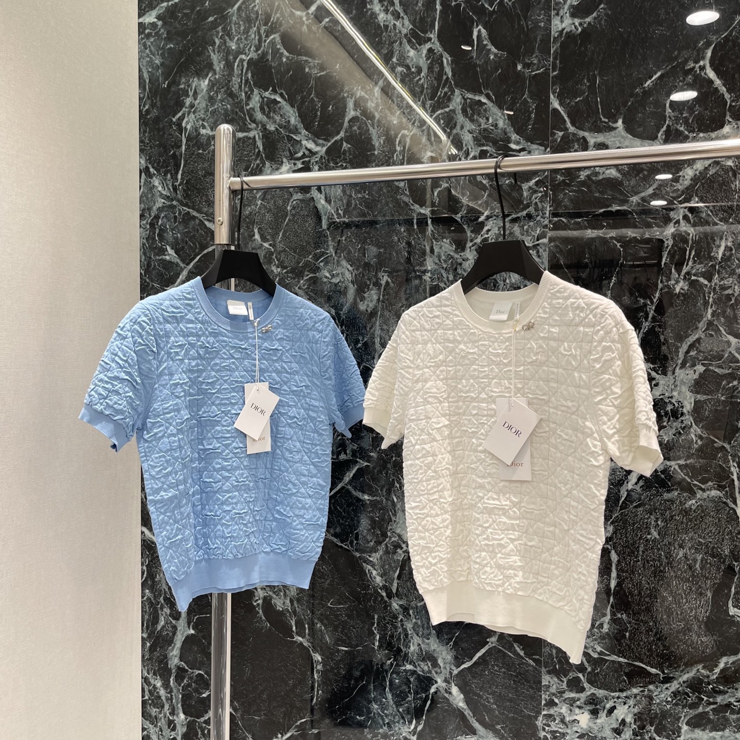 Ｄ家 26夏季新款 褶皱短袖上衣 简约圆领+短袖设计 日常穿搭超百搭!领口蝴蝶结五金点缀 褶皱工艺让衣服