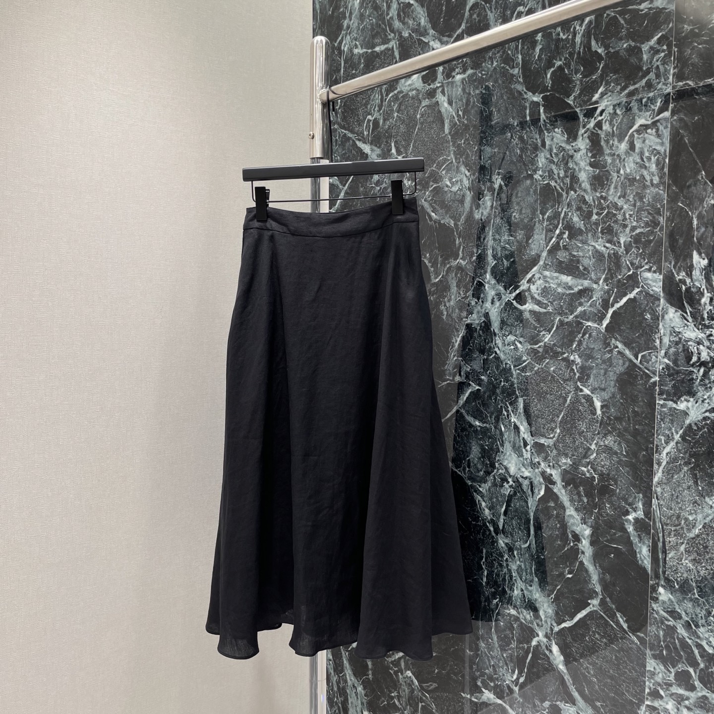 NO:860031,Raf 26 new summer style linen skirt A-line version + elastic waist, slim and tolerant, suitable for commuting and leisure. The linen is softer and has a low-key luster. Pair it with a white T or a shirt or a vest of the same series for a more advanced style. Easily get the minimalist high-end style ~ two colors in stock SML, women's clothing, skirts, shirts,19860909拉夫 26夏季新款 亚麻半身裙 A字版型+松紧腰 显瘦又包容身材 通勤休闲都OK 亚麻越穿越柔软 还自带低调光泽感 搭配白T或衬衫货同系列马甲更高级 轻松 get极简高级风~两个色现货SML,女装,skirts,shirts,,Women's clothing