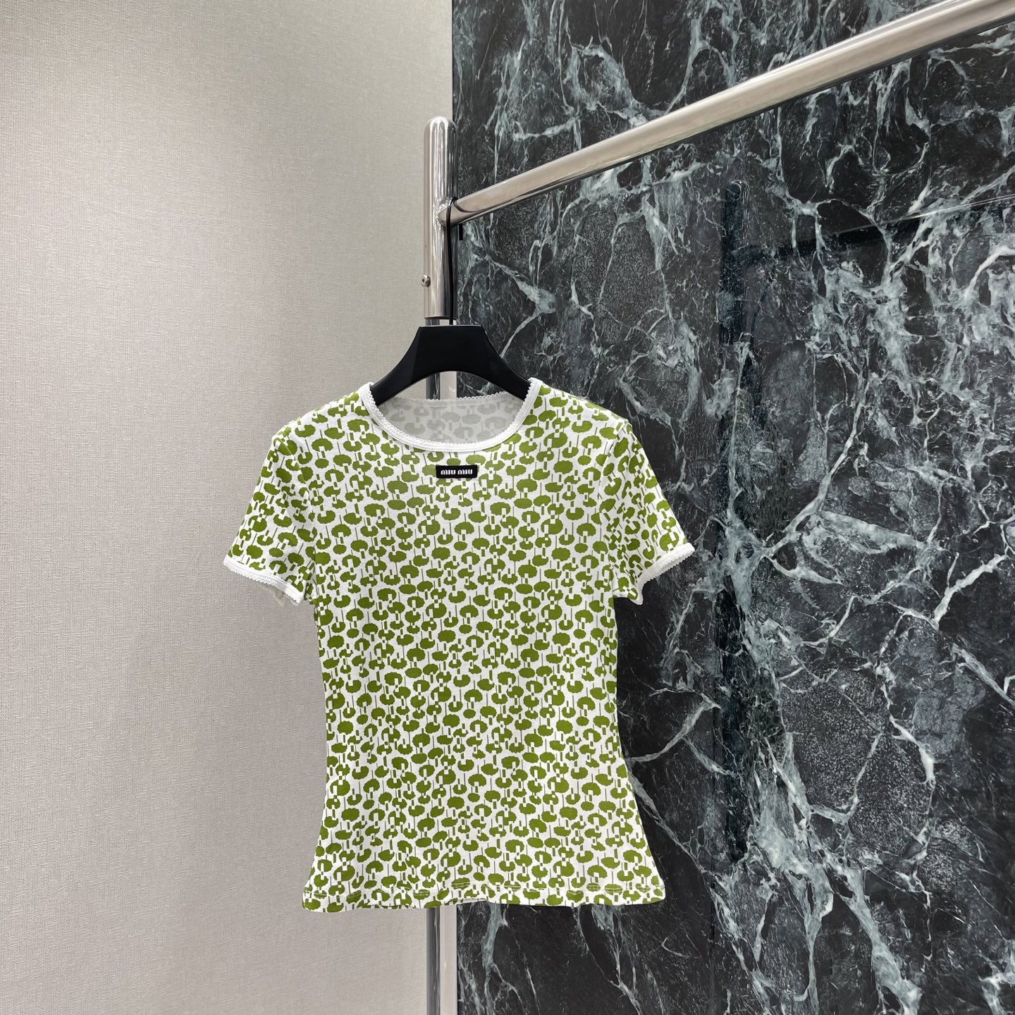 NO:859999,Miu 26 new summer style floral short-sleeved T-shirt with interesting floral pattern, full of vitality and girlishness, white lace on the neckline, exquisite details, sweet bonus, it can be easily matched with shorts or skirts for daily vacation, and you can easily get a energetic look! Two colors SML, Miu Miu-clothing, miumiu, skirts, shorts, T-shirt,19860909Miu 26夏季新款 碎花短袖T 趣味碎花图案 活力满满少女感爆棚 领口白色蕾丝边 细节精致 甜美加分 日常 度假都能轻松搭配短裤或裙装,元气造型轻松get!两个色SML,缪缪-服装,miumiu,skirts,shorts,T-shirt,,Women's clothing
