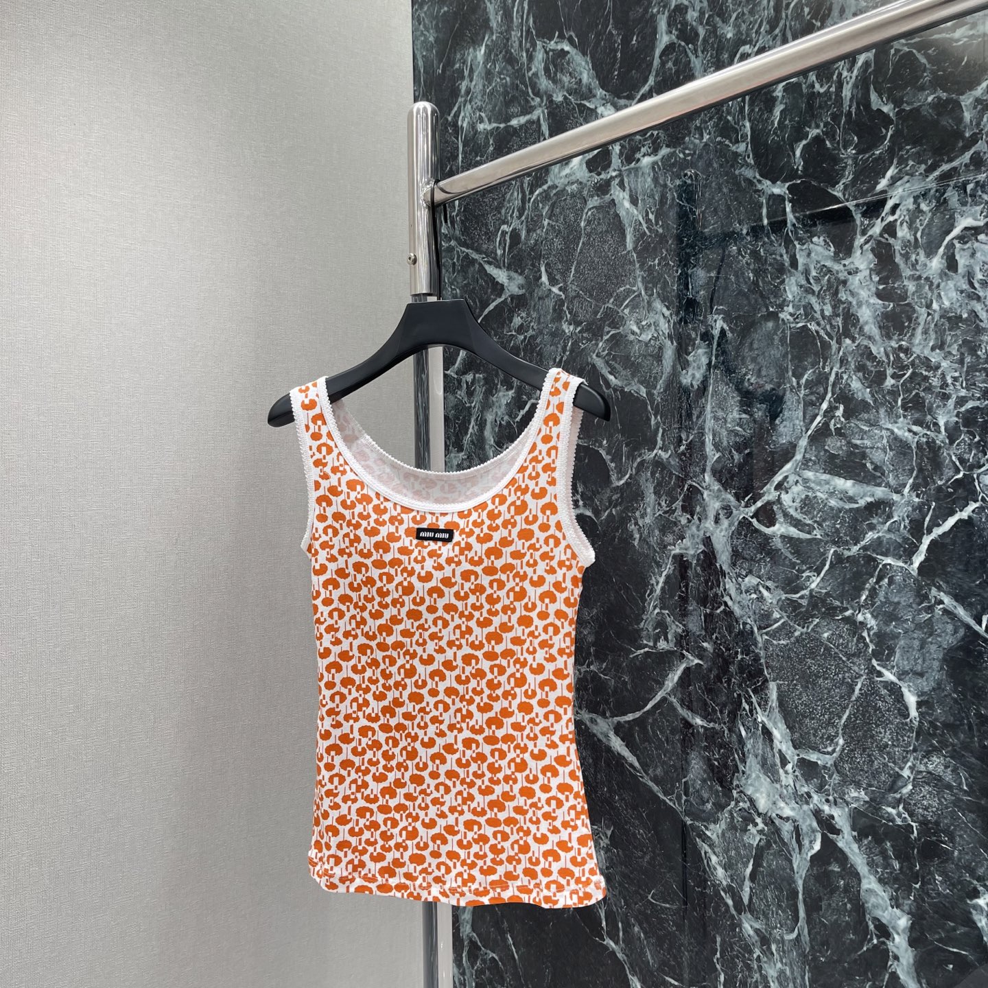 NO:859988,Miu 26 new summer style floral vest, interesting floral pattern, full of vitality and girlishness, white lace on the neckline, exquisite details, sweet bonus, it can be easily matched with shorts or skirts for daily life and vacation, and you can easily get a energetic look! Two colors SML, Miu Miu-clothing, miumiu, skirts, shorts,19860909Miu 26夏季新款 碎花背心 趣味碎花图案 活力满满少女感爆棚 领口白色蕾丝边 细节精致 甜美加分 日常 度假都能轻松搭配短裤或裙装,元气造型轻松get!两个色SML,缪缪-服装,miumiu,skirts,shorts,,Women's clothing