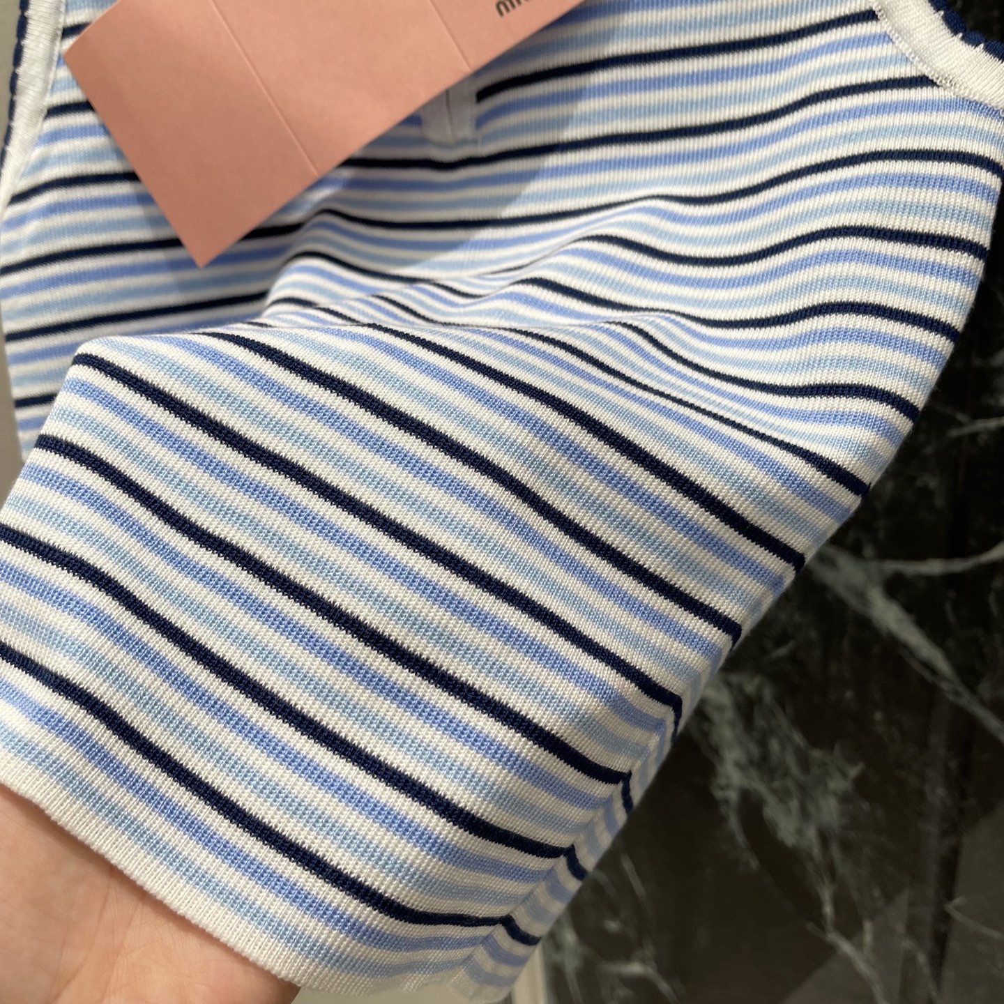 Miu 26夏季新款 条纹针织背心 Polo领+半拉链设计 复古又减龄! 无袖剪裁凸显手臂线条 修身版型