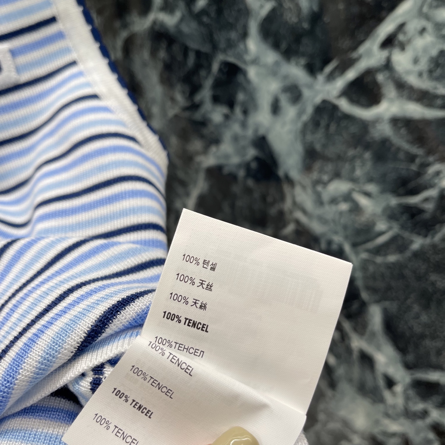 Miu 26夏季新款 条纹针织背心 Polo领+半拉链设计 复古又减龄! 无袖剪裁凸显手臂线条 修身版型