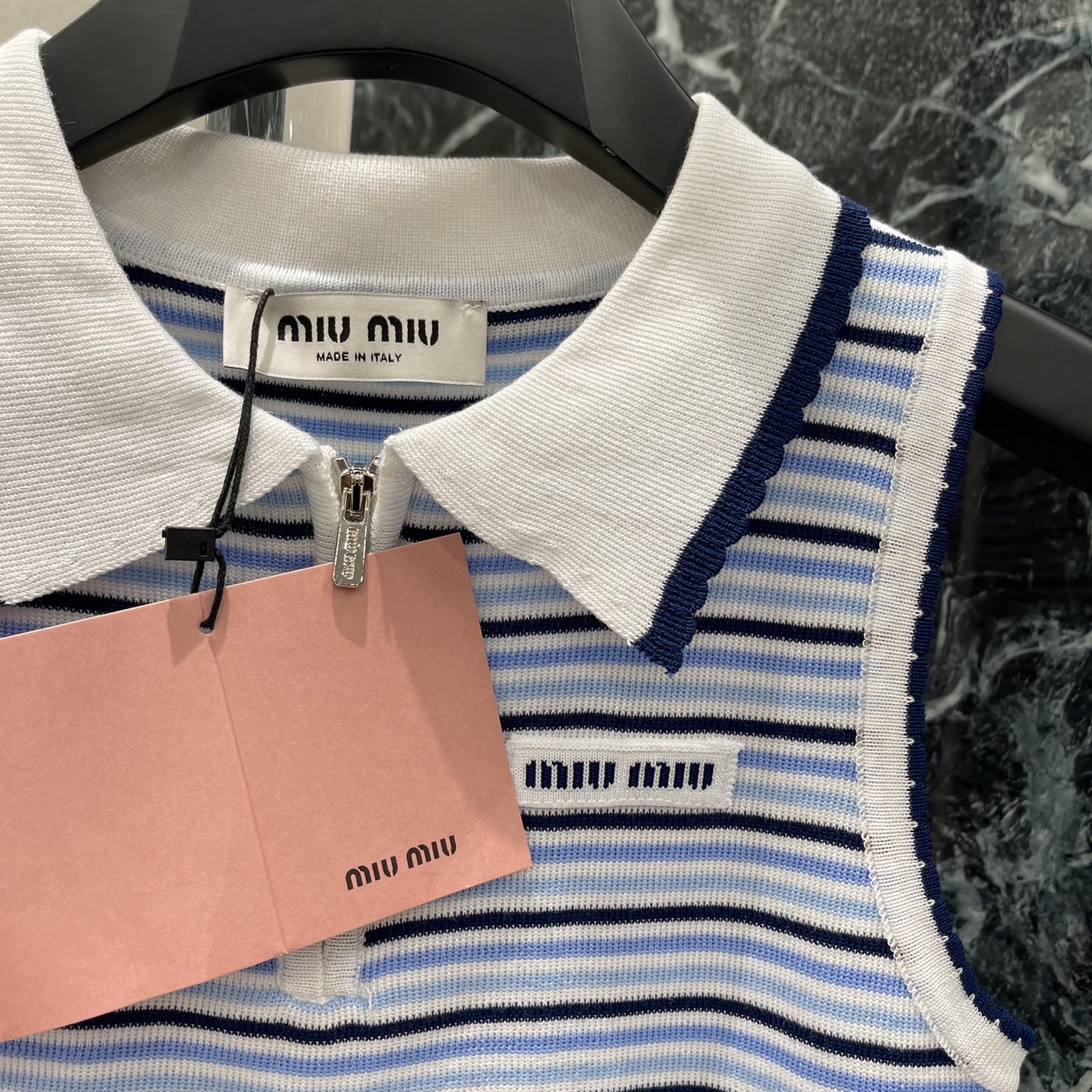 Miu 26夏季新款 条纹针织背心 Polo领+半拉链设计 复古又减龄! 无袖剪裁凸显手臂线条 修身版型