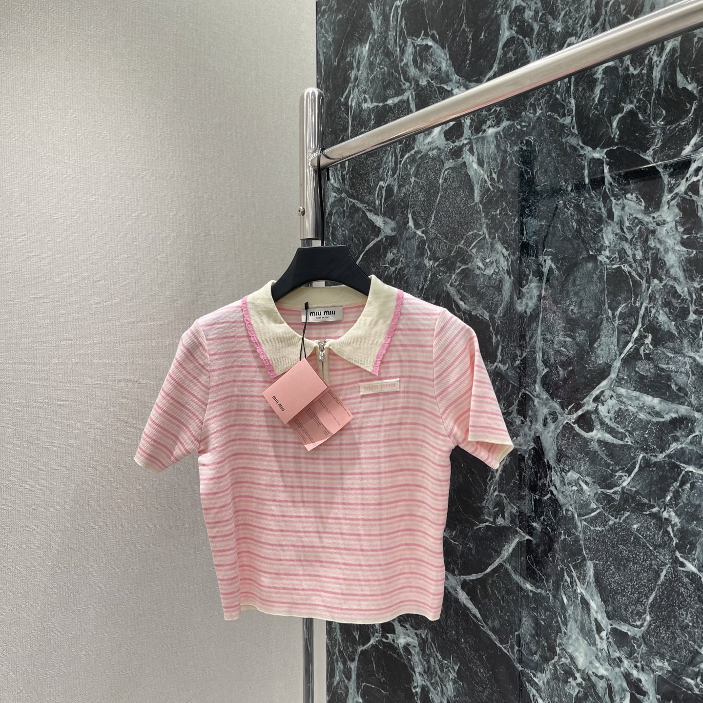 Miu 26夏季新款 条纹针织短袖 Polo领+半拉链设计 复古又减龄! 修身版型显瘦又显气质 条纹元素