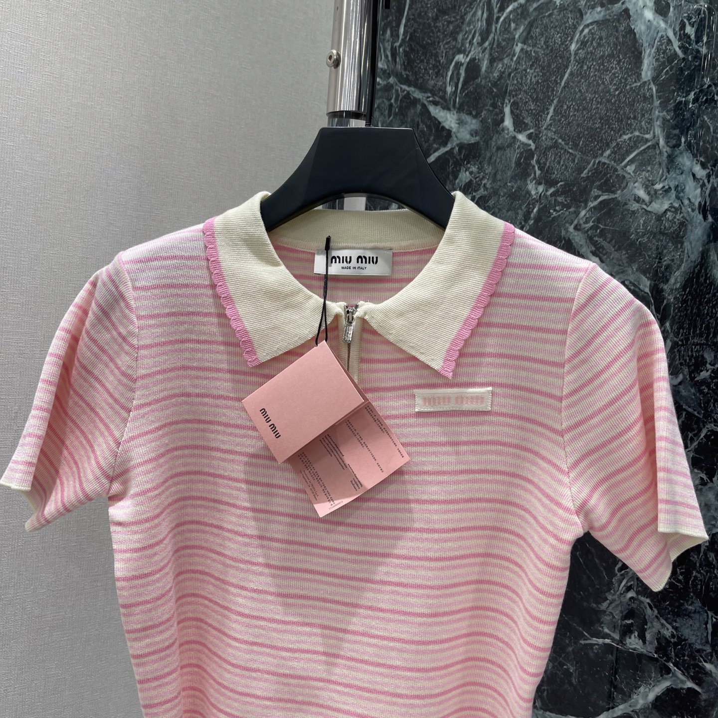 Miu 26夏季新款 条纹针织短袖 Polo领+半拉链设计 复古又减龄! 修身版型显瘦又显气质 条纹元素