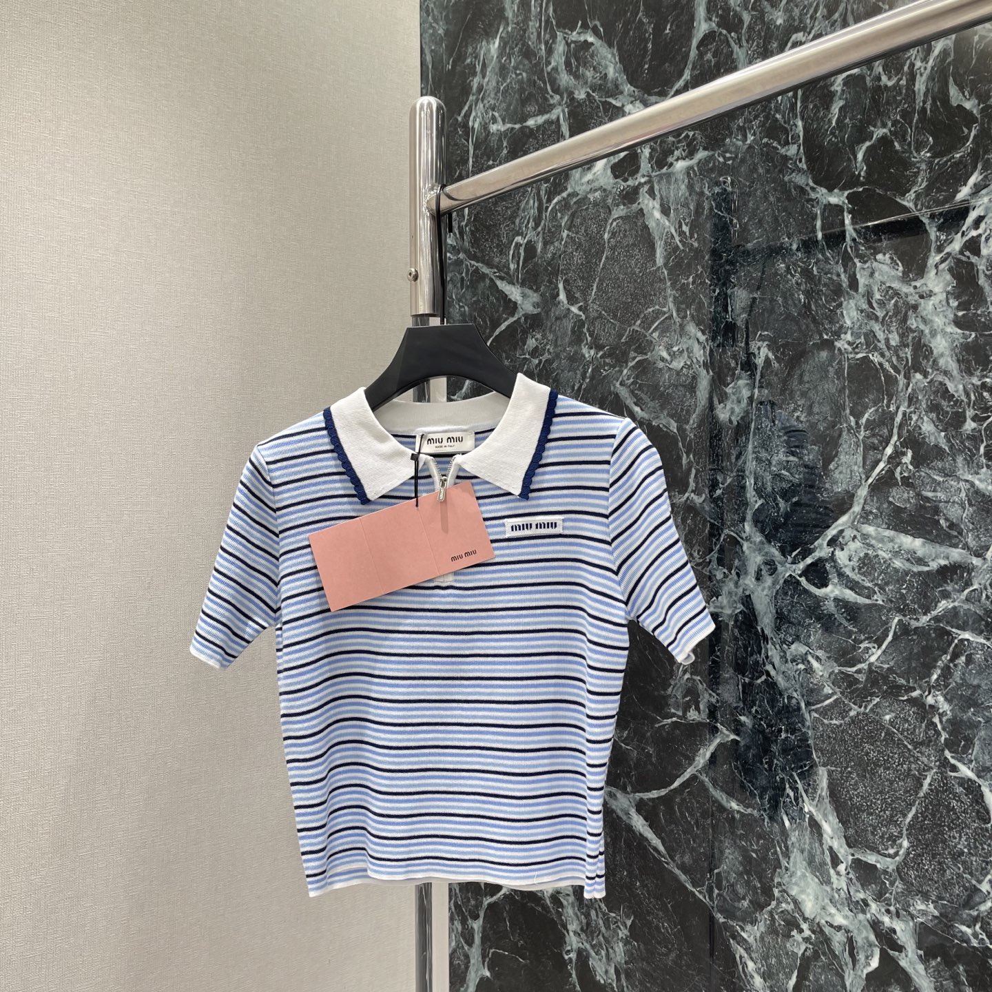 NO:860072,Miu 26 new summer style striped knitted short-sleeved Polo collar + half-zip design is retro and reduces age! The slim fit makes you slim and elegant. The stripe elements bring a sense of freshness. Easily switch between commuting or casual style. Exquisite details + high quality, a must-have for summer wardrobe! Two colors SML, Miu Miu-clothing, miumiu, T-shirt,19860909Miu 26夏季新款 条纹针织短袖 Polo领+半拉链设计 复古又减龄! 修身版型显瘦又显气质 条纹元素自带清新感 轻松切换通勤or休闲风精致细节+高品质,夏日衣橱必备!两个色SML,缪缪-服装,miumiu,T-shirt,,Women's clothing