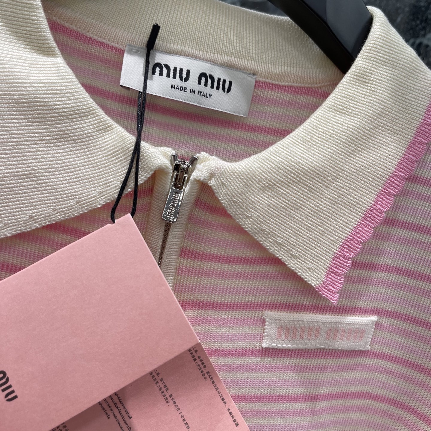 Miu 26夏季新款 条纹针织短袖 Polo领+半拉链设计 复古又减龄! 修身版型显瘦又显气质 条纹元素