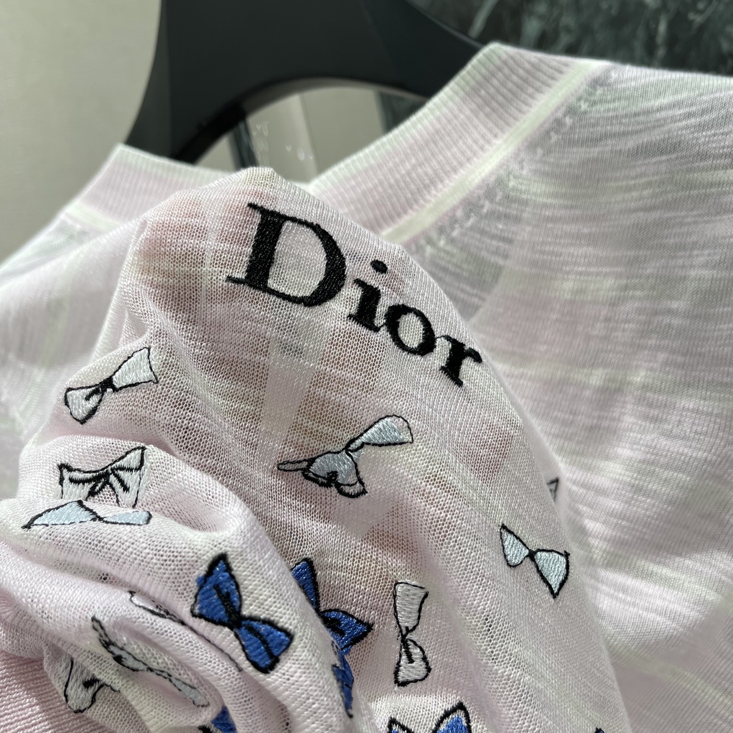 Ｄ家 26夏季新款 蝴蝶结刺绣 V领设计简约又优雅 衣身点缀多彩蝴蝶结刺绣 细节精致 品牌辨识度超高日常